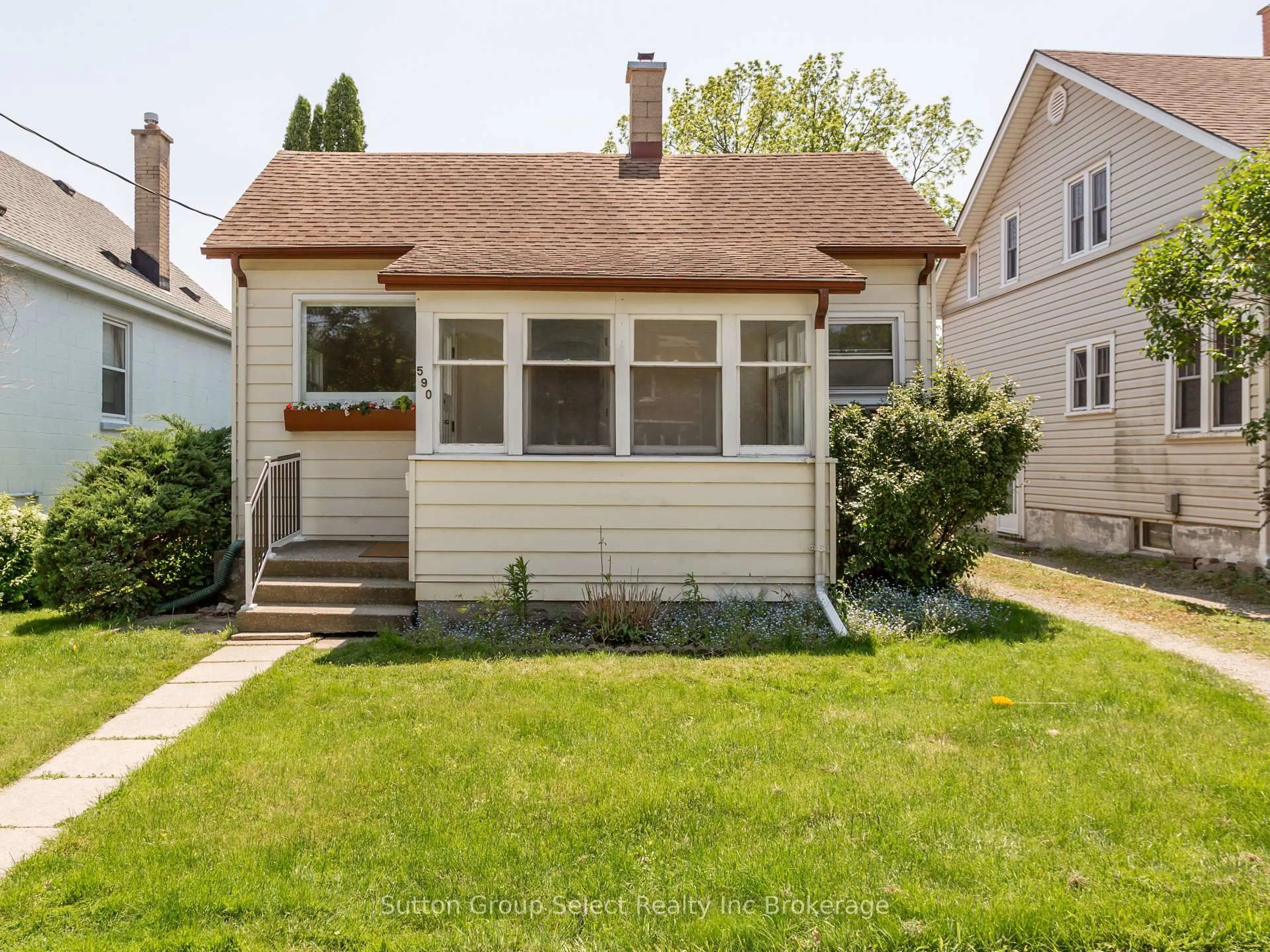 Home with vinyl exterior material, street for 590 Mary St, Woodstock Ontario N4S 4T2