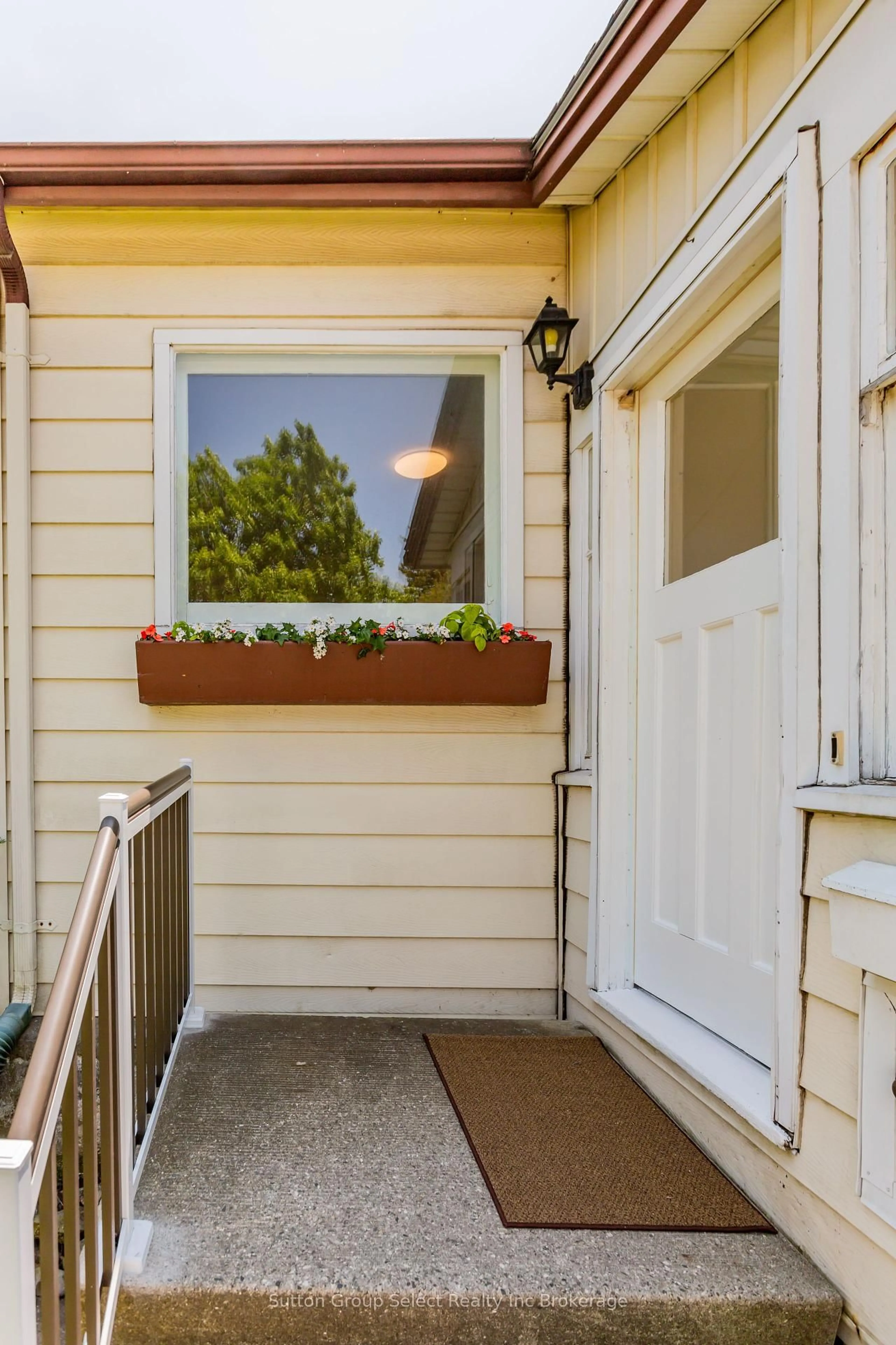 Indoor entryway for 590 Mary St, Woodstock Ontario N4S 4T2