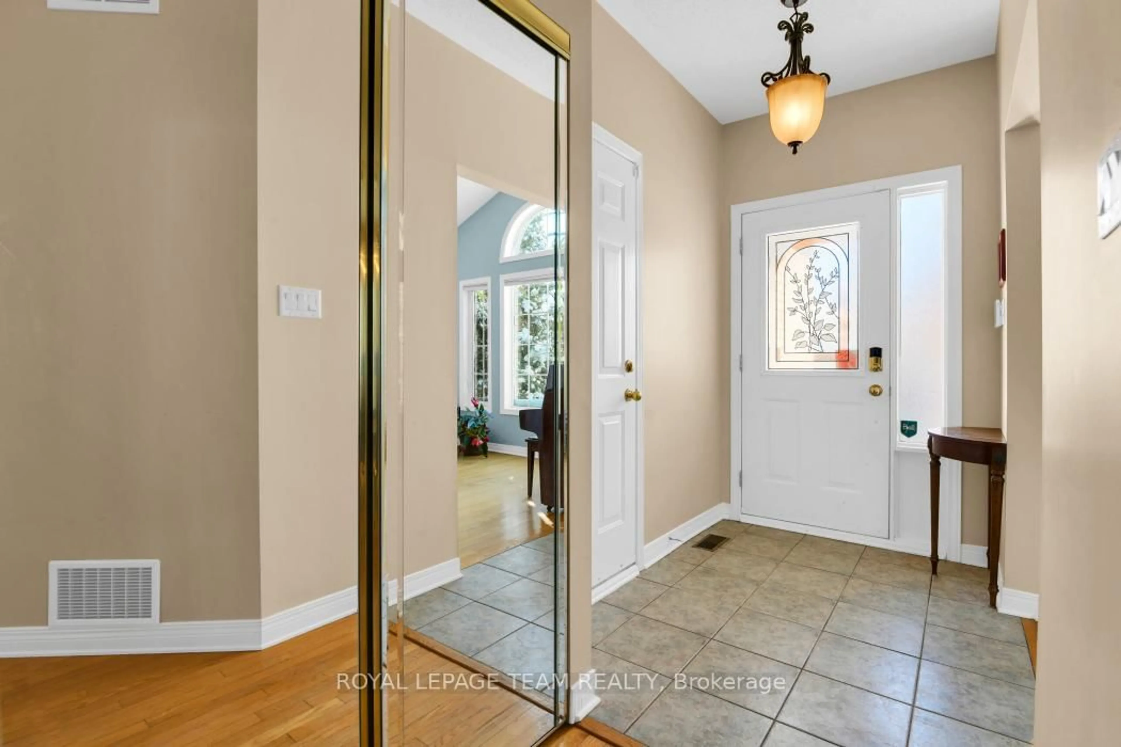 Indoor entryway for 1581 Belleterre St, Orleans Ontario K1C 7N5