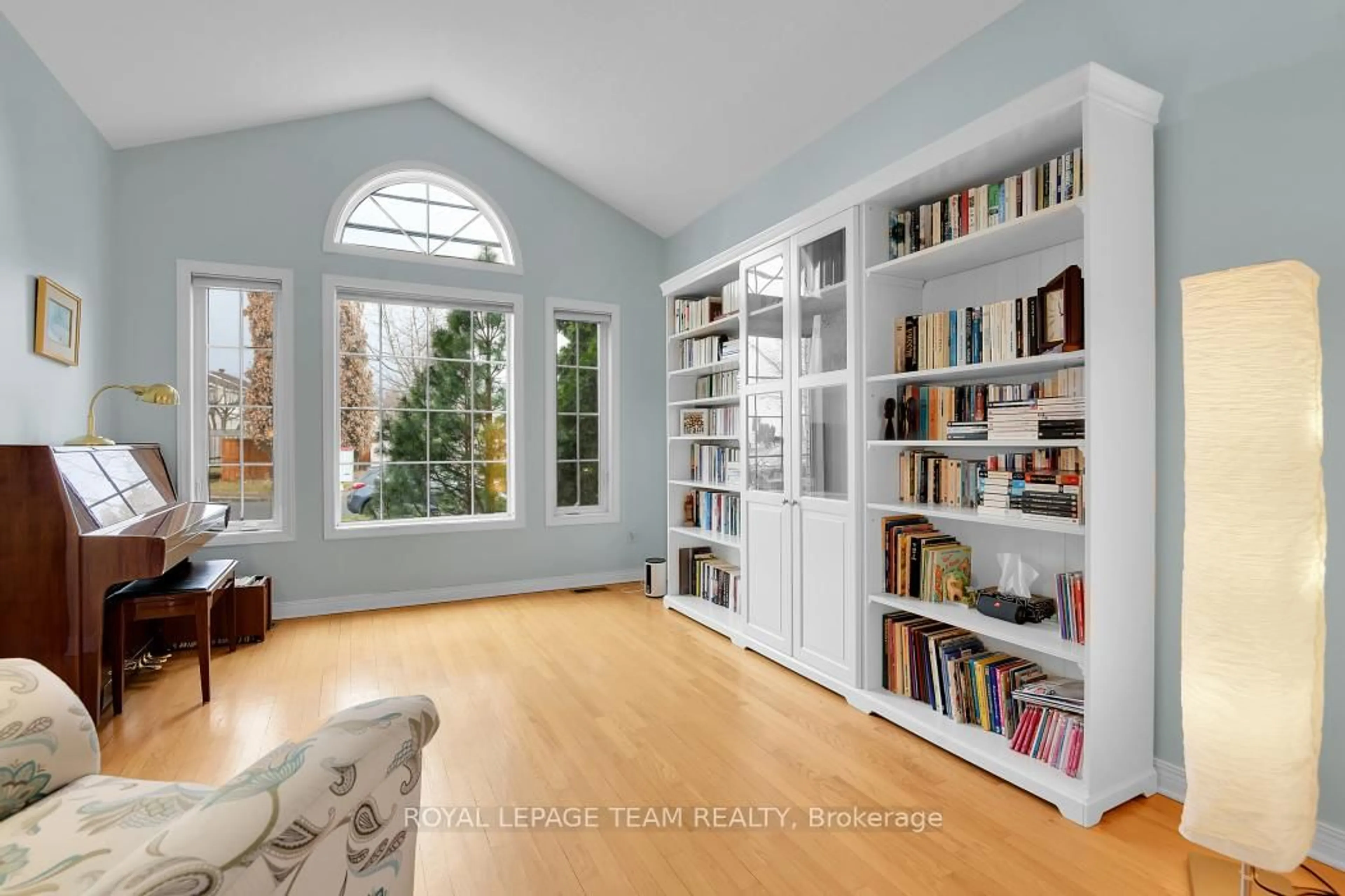 Indoor entryway for 1581 Belleterre St, Orleans Ontario K1C 7N5