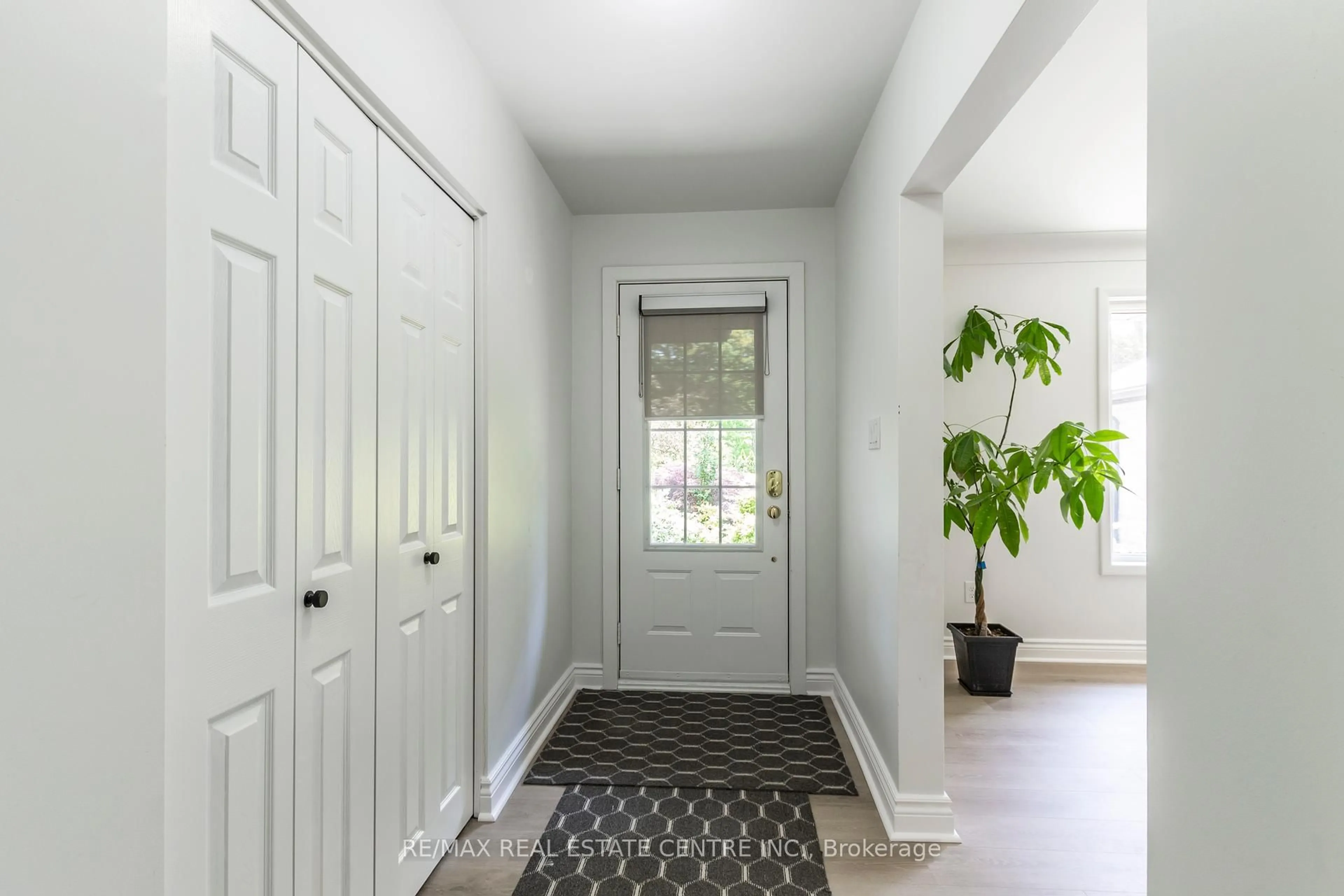 Indoor entryway for 83 Jerseyville Rd, Hamilton Ontario L9G 1K3