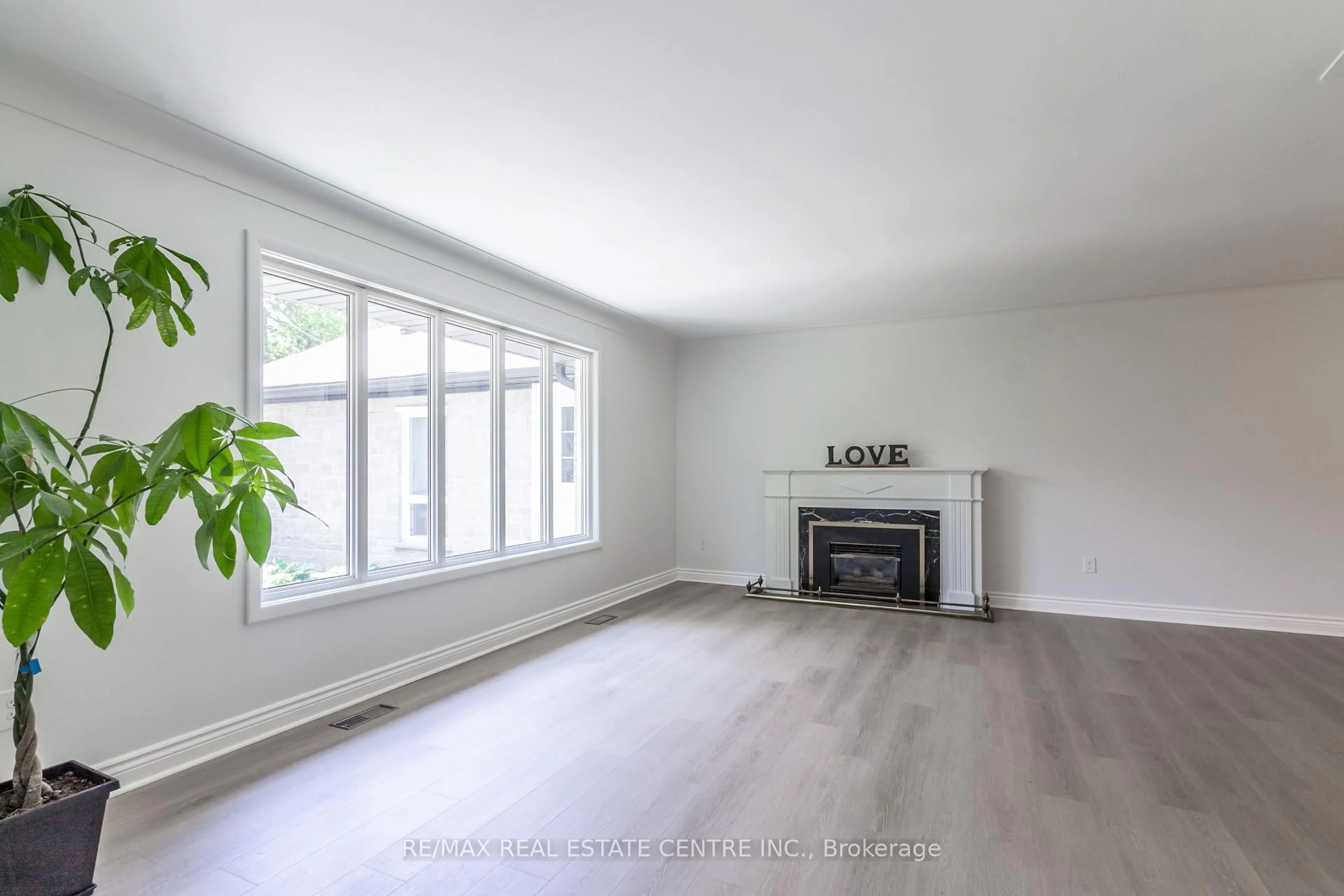 A pic of a room for 83 Jerseyville Rd, Hamilton Ontario L9G 1K3