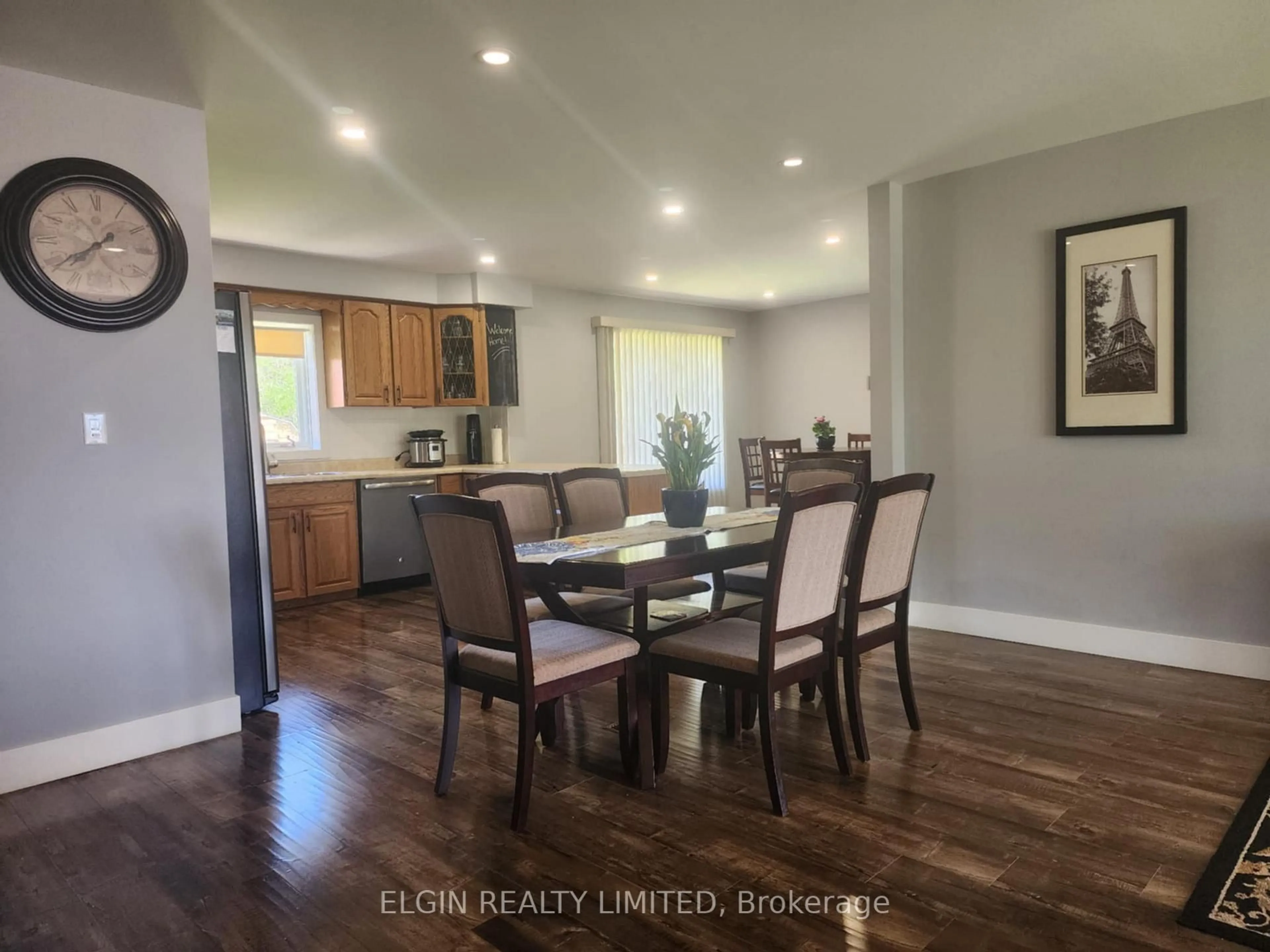 Dining room, wood/laminate floor for 19 High St, St. Thomas Ontario N5R 5R6
