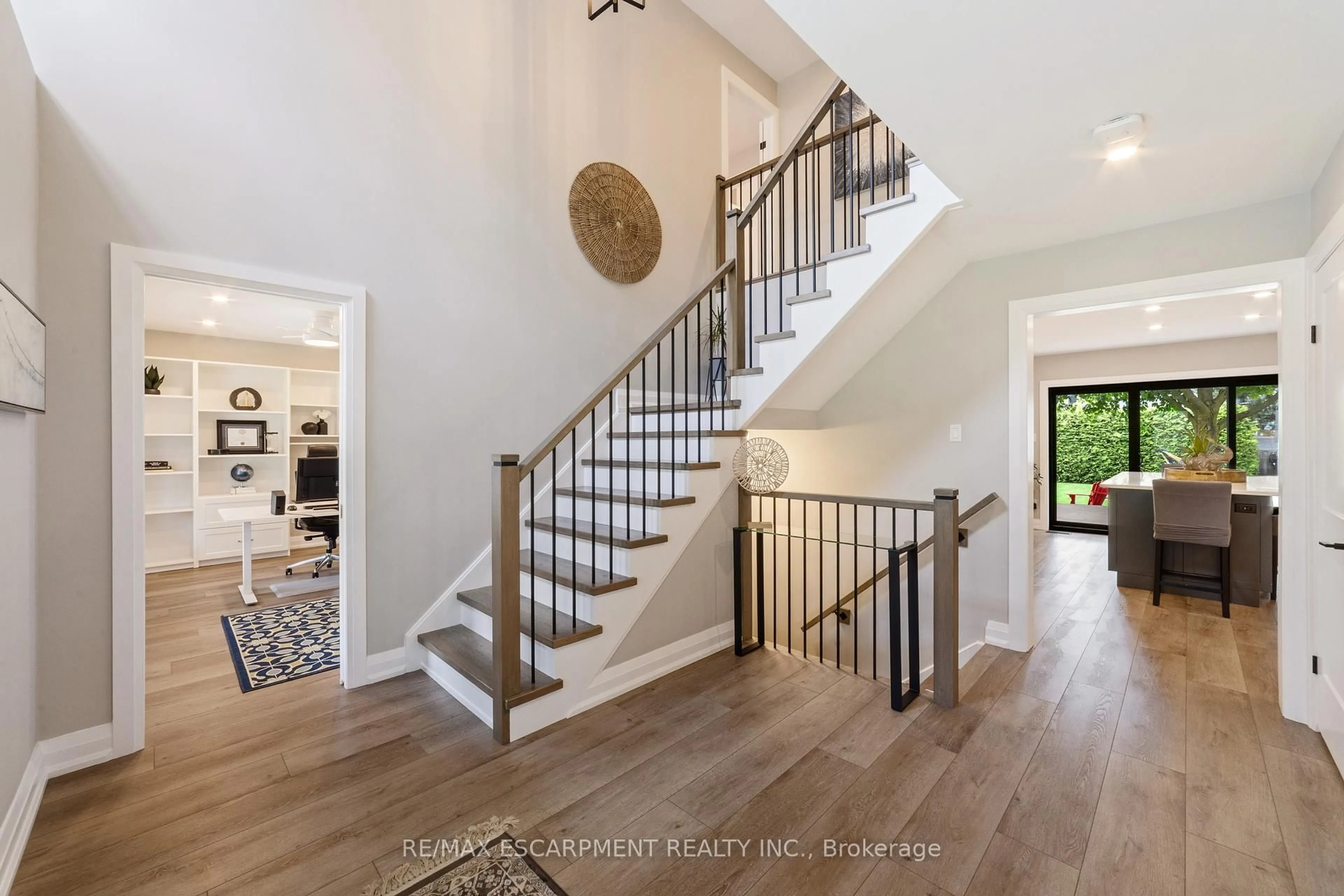 Indoor entryway for 35 Garden Dr, Grimsby Ontario L3M 3X8