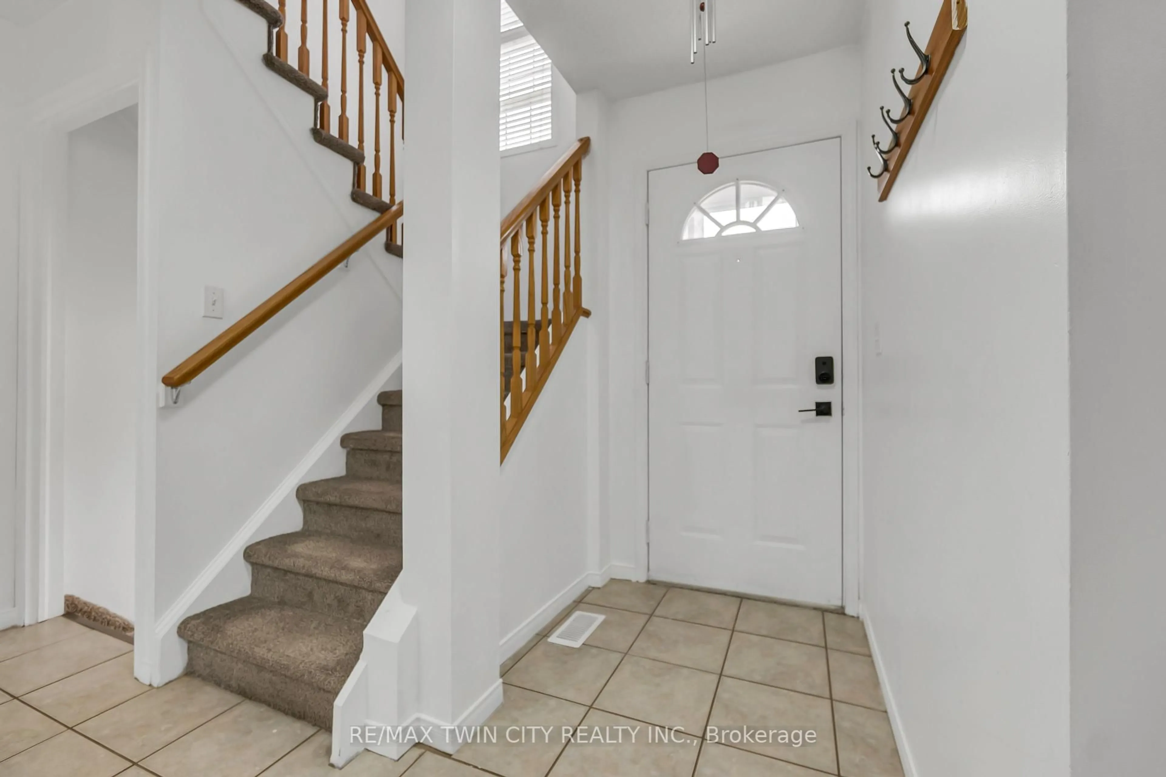 Indoor foyer for 400 Wilson Ave #31, Kitchener Ontario N2C 2S1