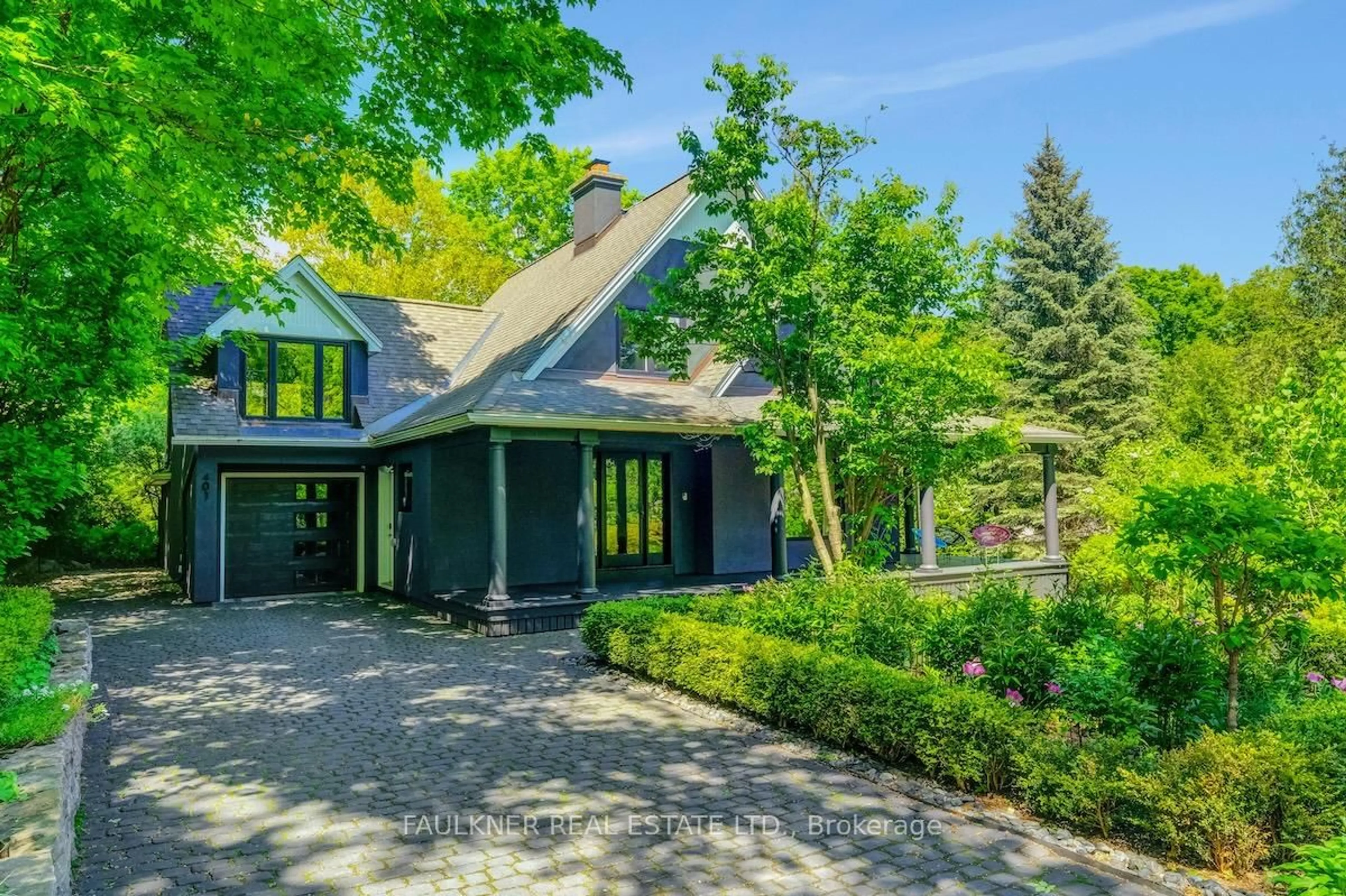 A pic from outside/outdoor area/front of a property/back of a property/a pic from drone, street for 401 Wood Ave, Ottawa Ontario K1M 1J3