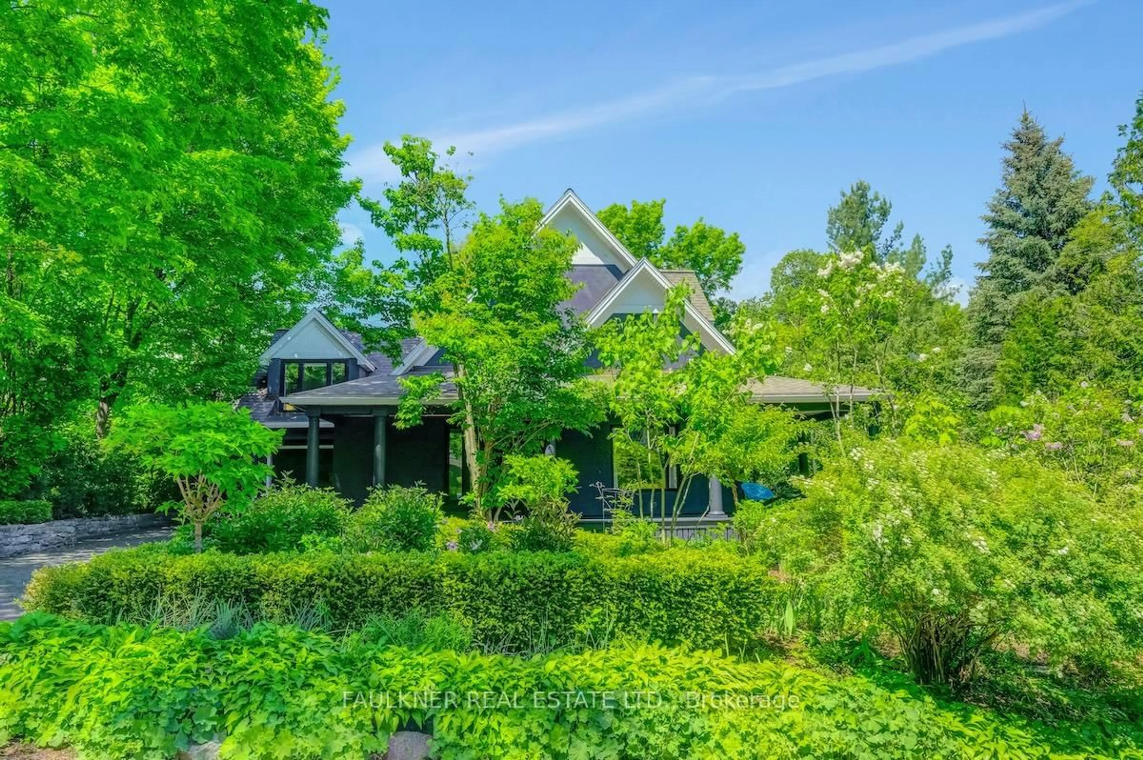 A pic from outside/outdoor area/front of a property/back of a property/a pic from drone, unknown for 401 Wood Ave, Ottawa Ontario K1M 1J3
