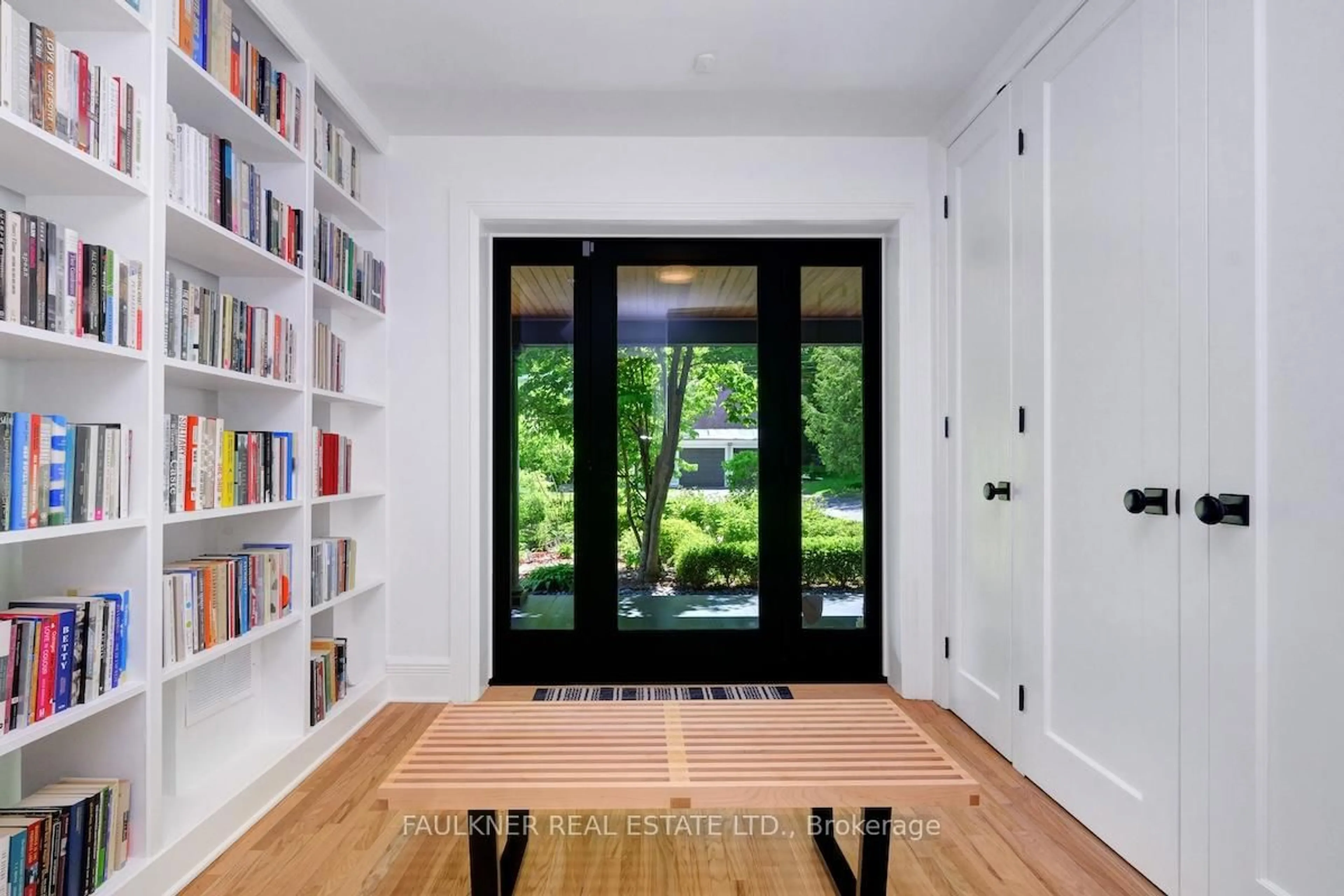 Indoor entryway for 401 Wood Ave, Ottawa Ontario K1M 1J3