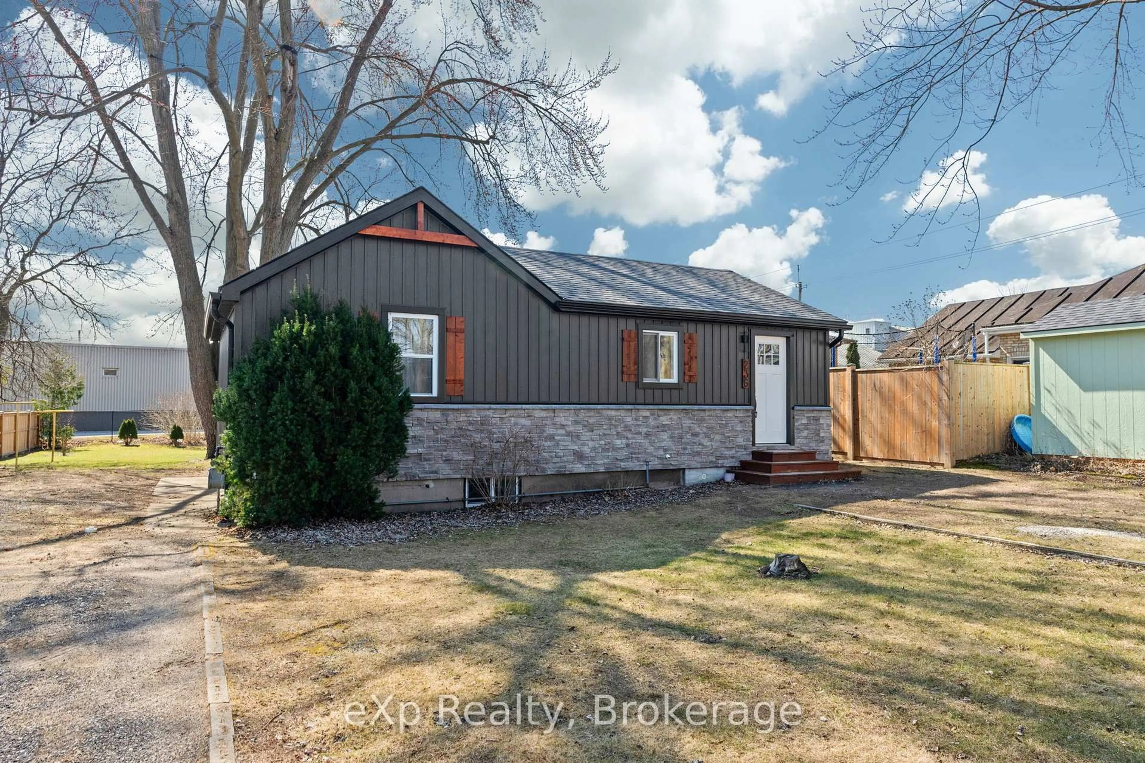 Unknown for 236 Sydenham St, Strathroy-Caradoc Ontario N7G 1V3