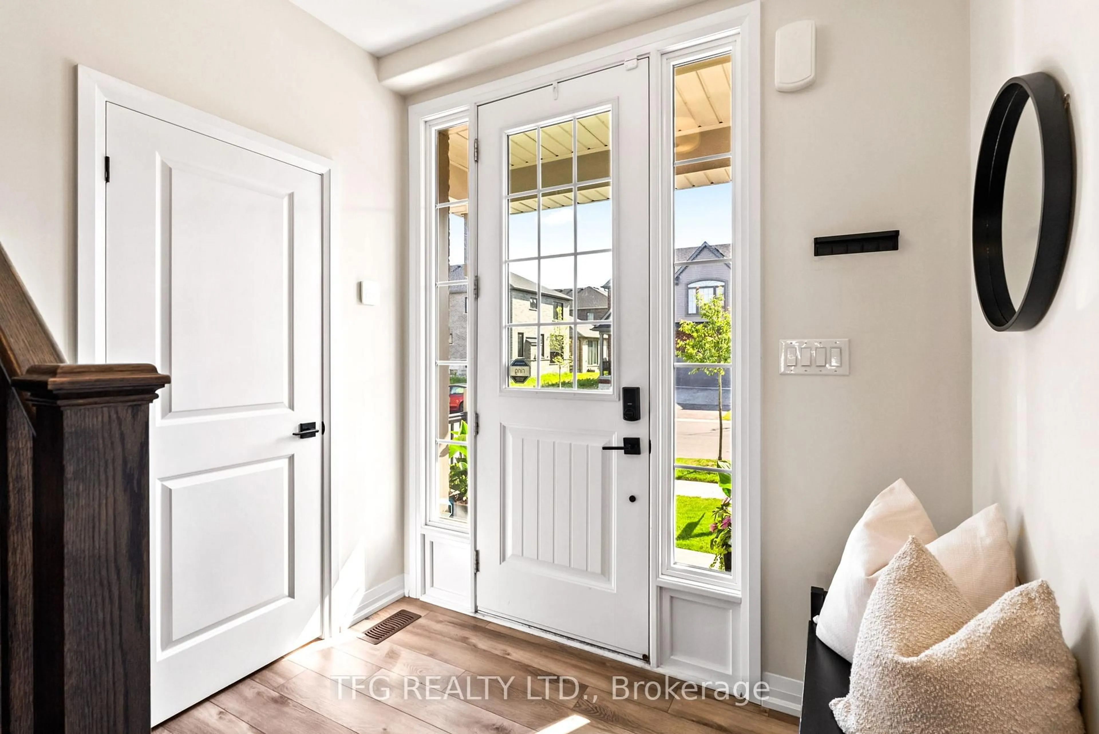 Indoor entryway for 522 Macintosh Grve, Peterborough North Ontario K9H 0K1