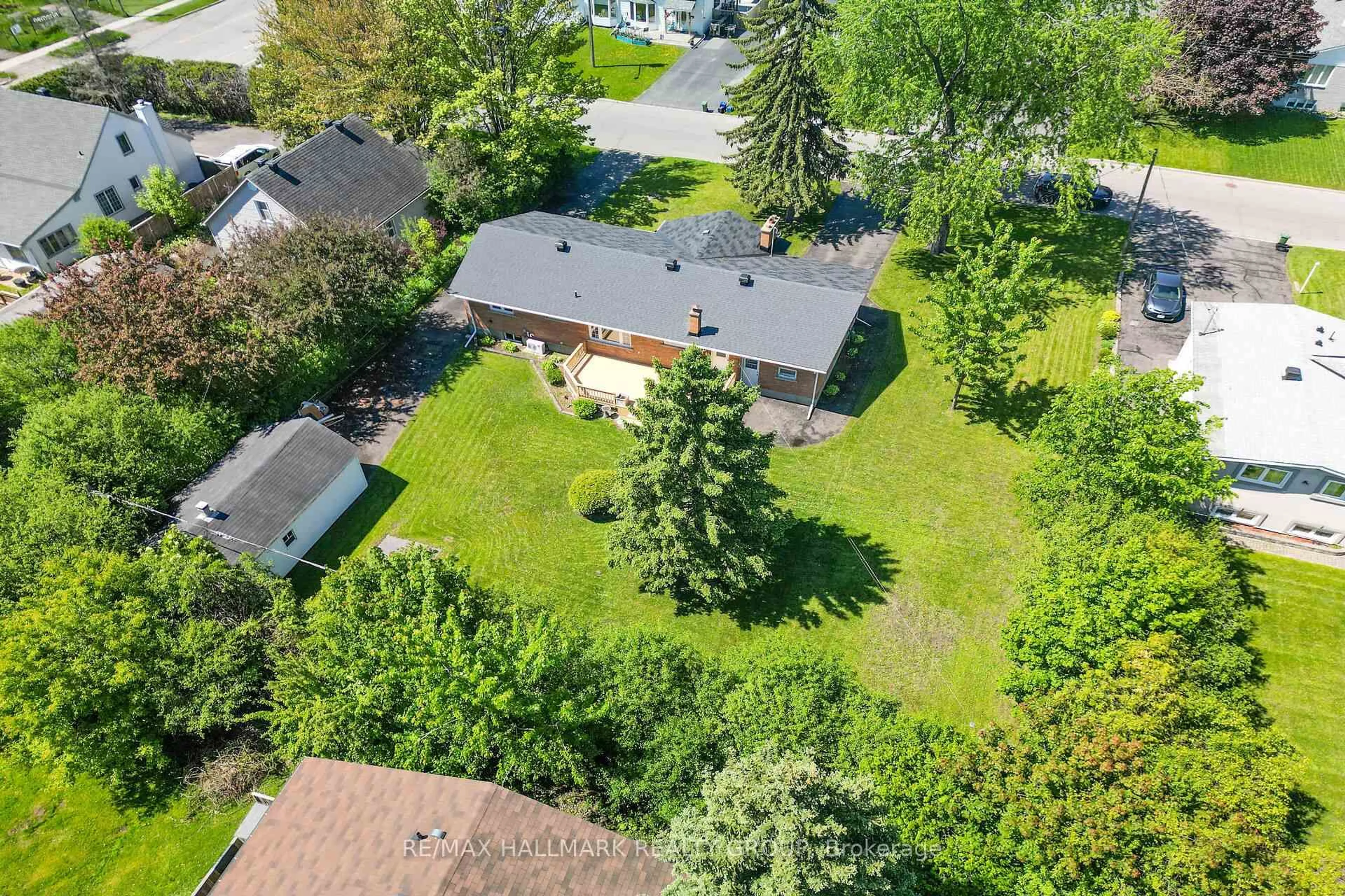A pic from outside/outdoor area/front of a property/back of a property/a pic from drone, street for 1399 Aurele St, Ottawa Ontario K1B 3L4