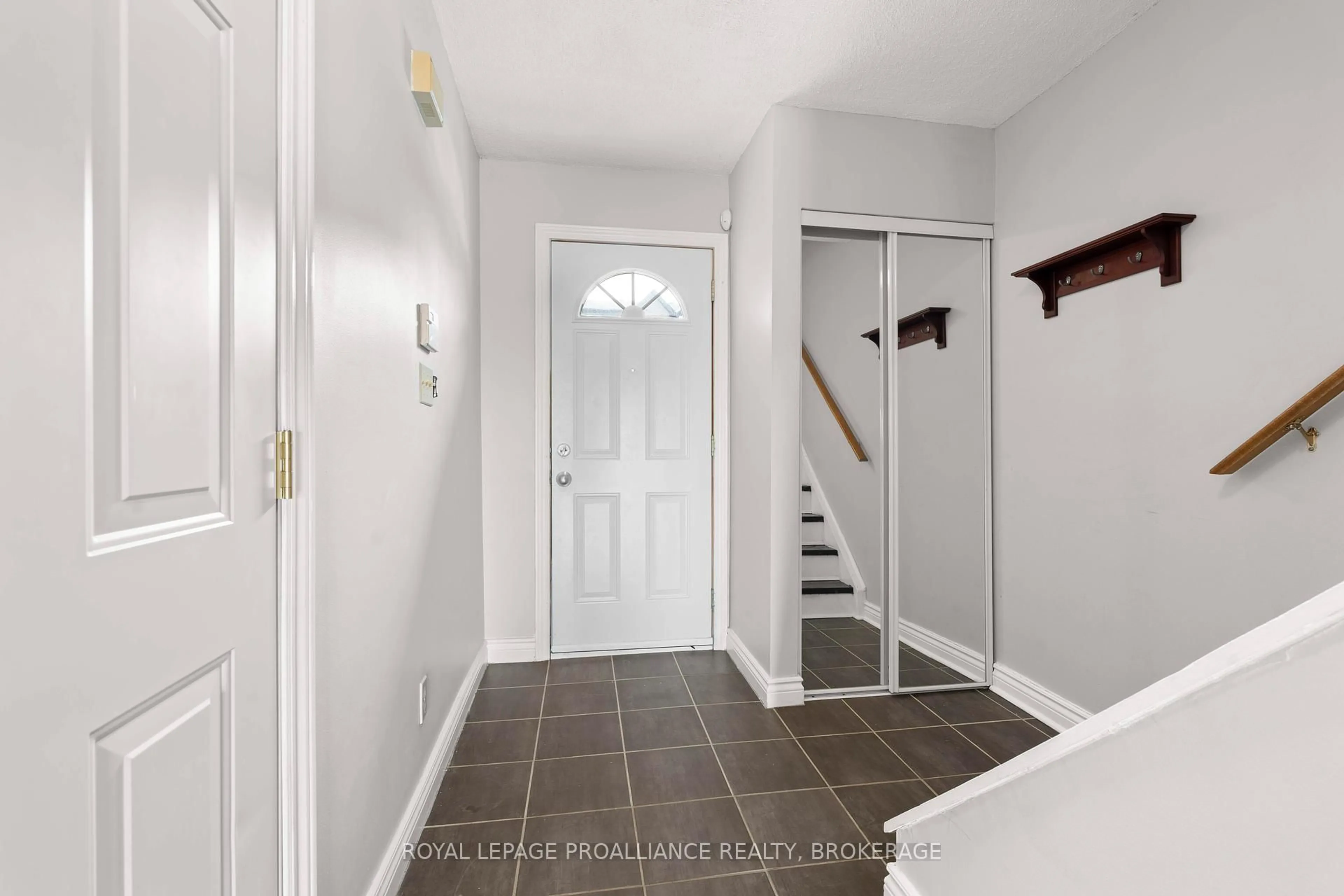 Indoor entryway for 850 Datzell Lane #67, Kingston Ontario K7M 7P8