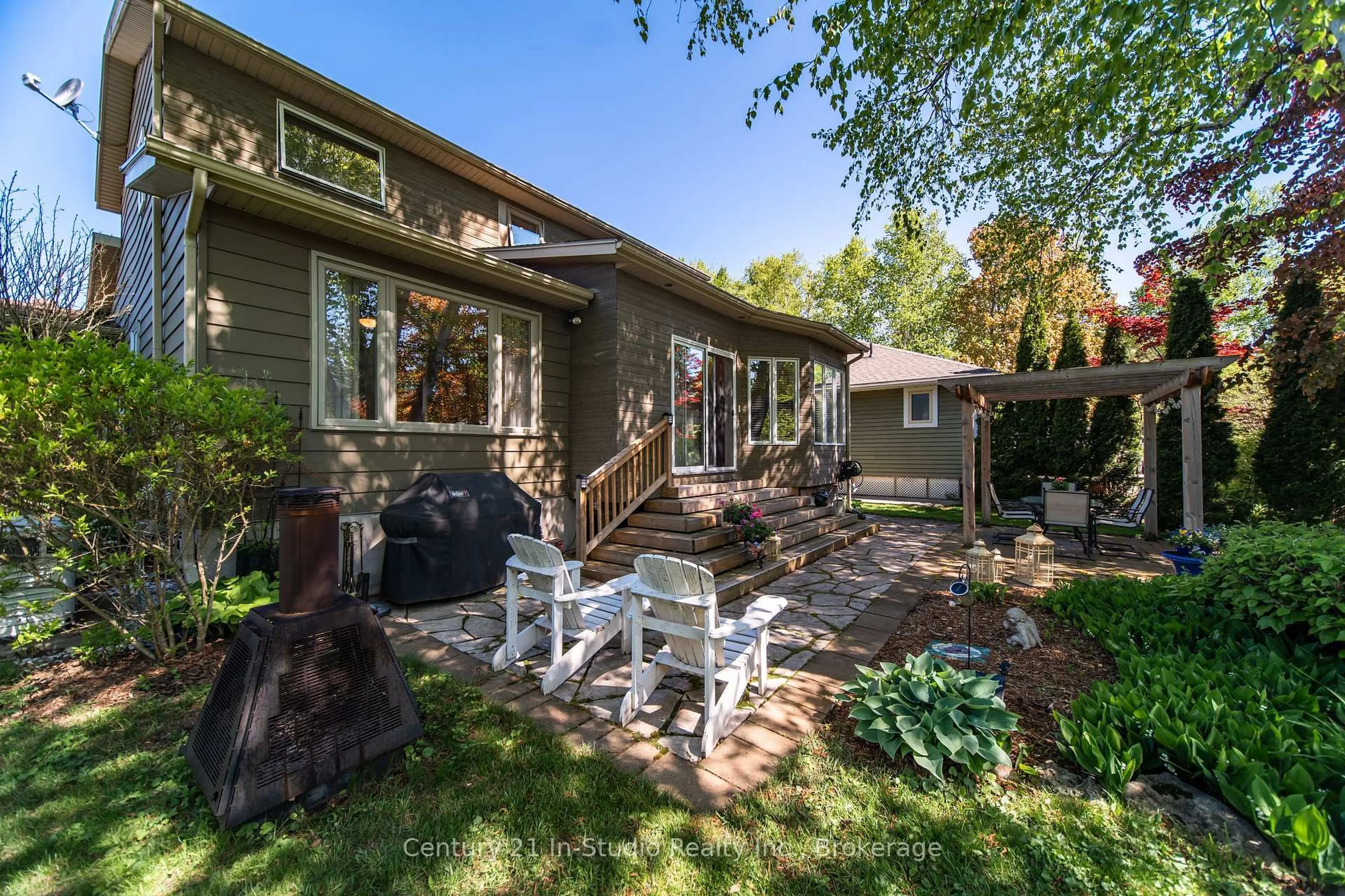 Patio, street for 294 Albert St, Saugeen Shores Ontario N0H 2L0