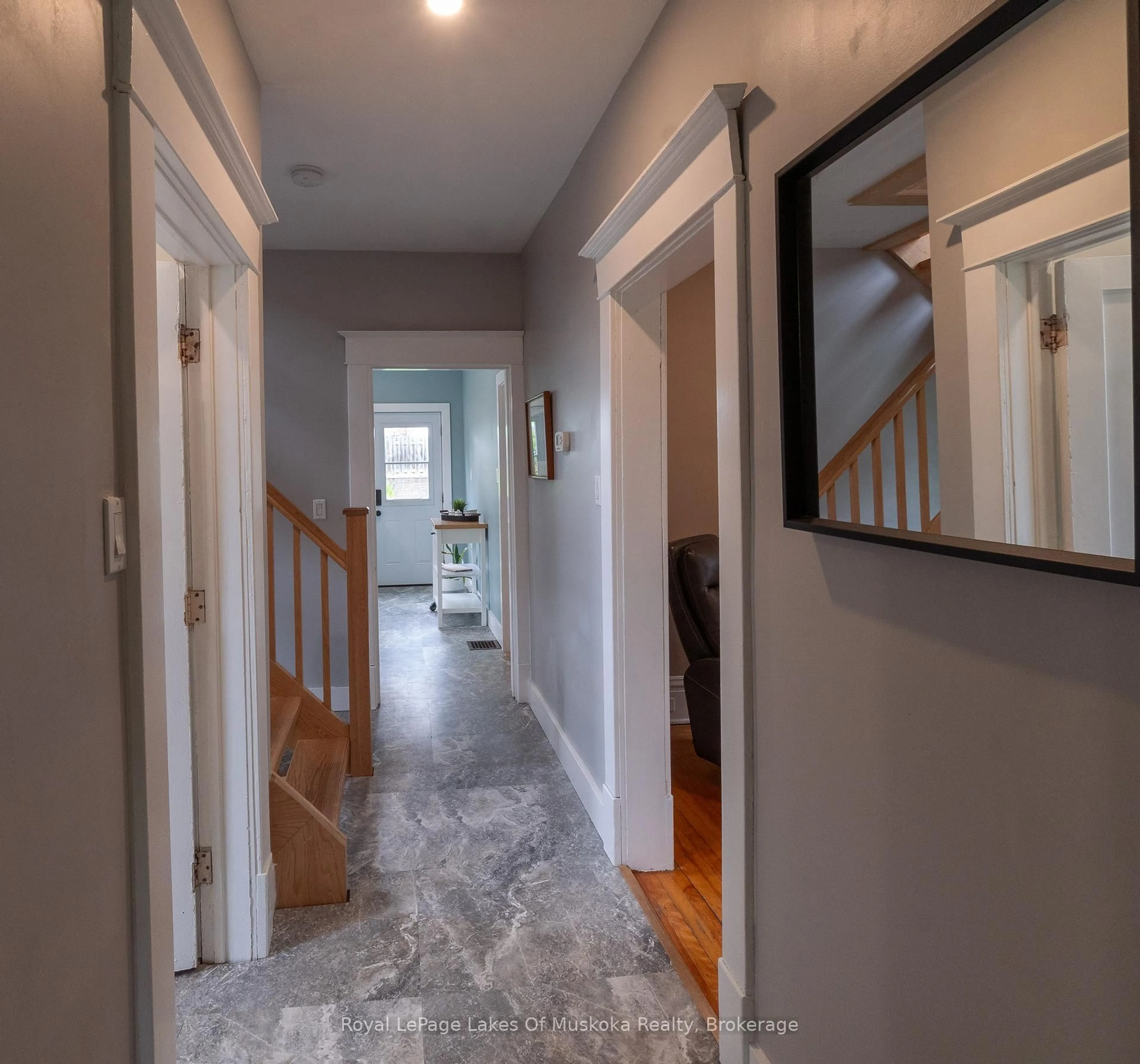 Indoor entryway for 15 Lorne St, Huntsville Ontario P1H 1V6