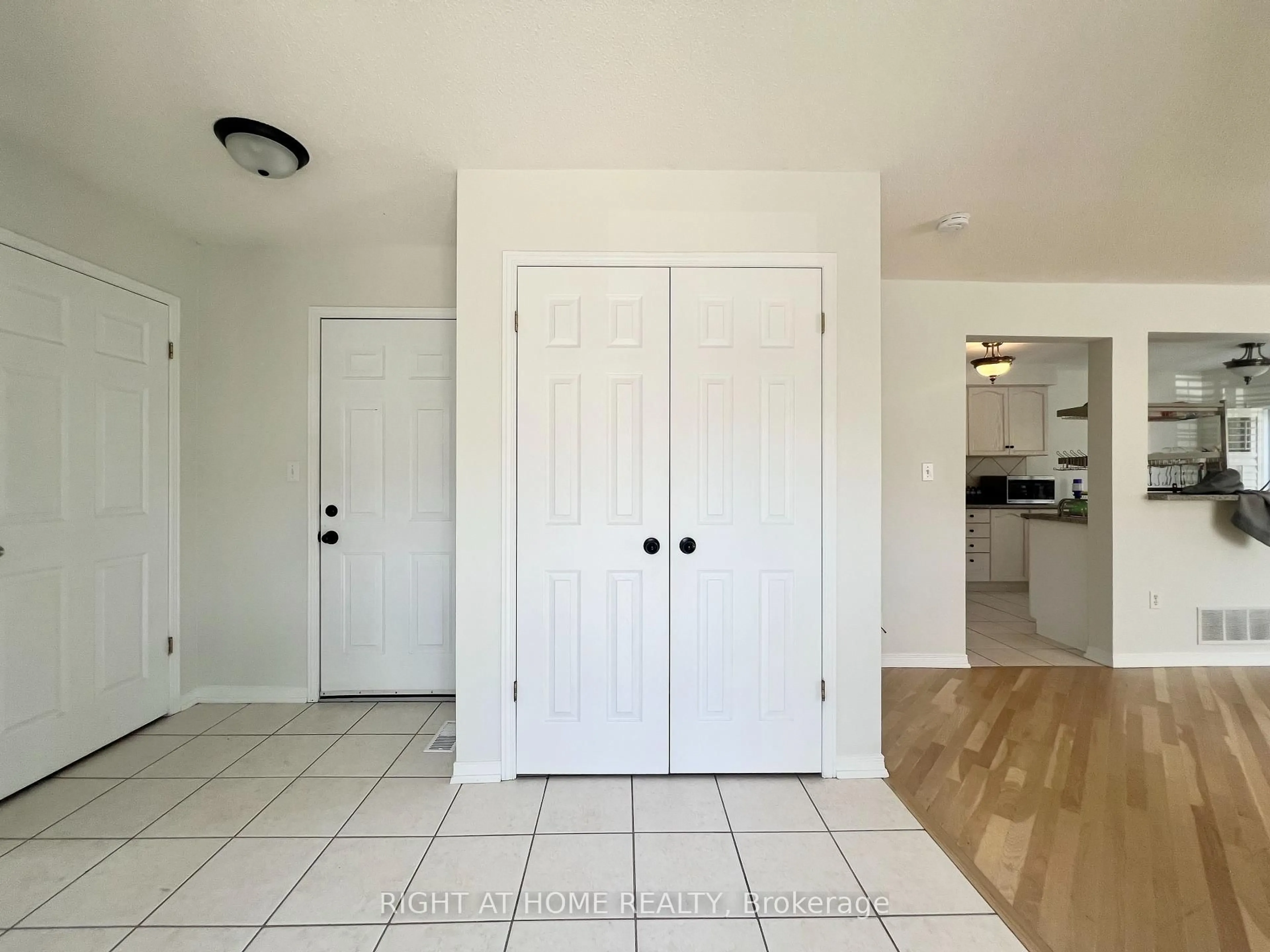 Indoor entryway for 485 Green Rd #15, Hamilton Ontario L8E 6A9
