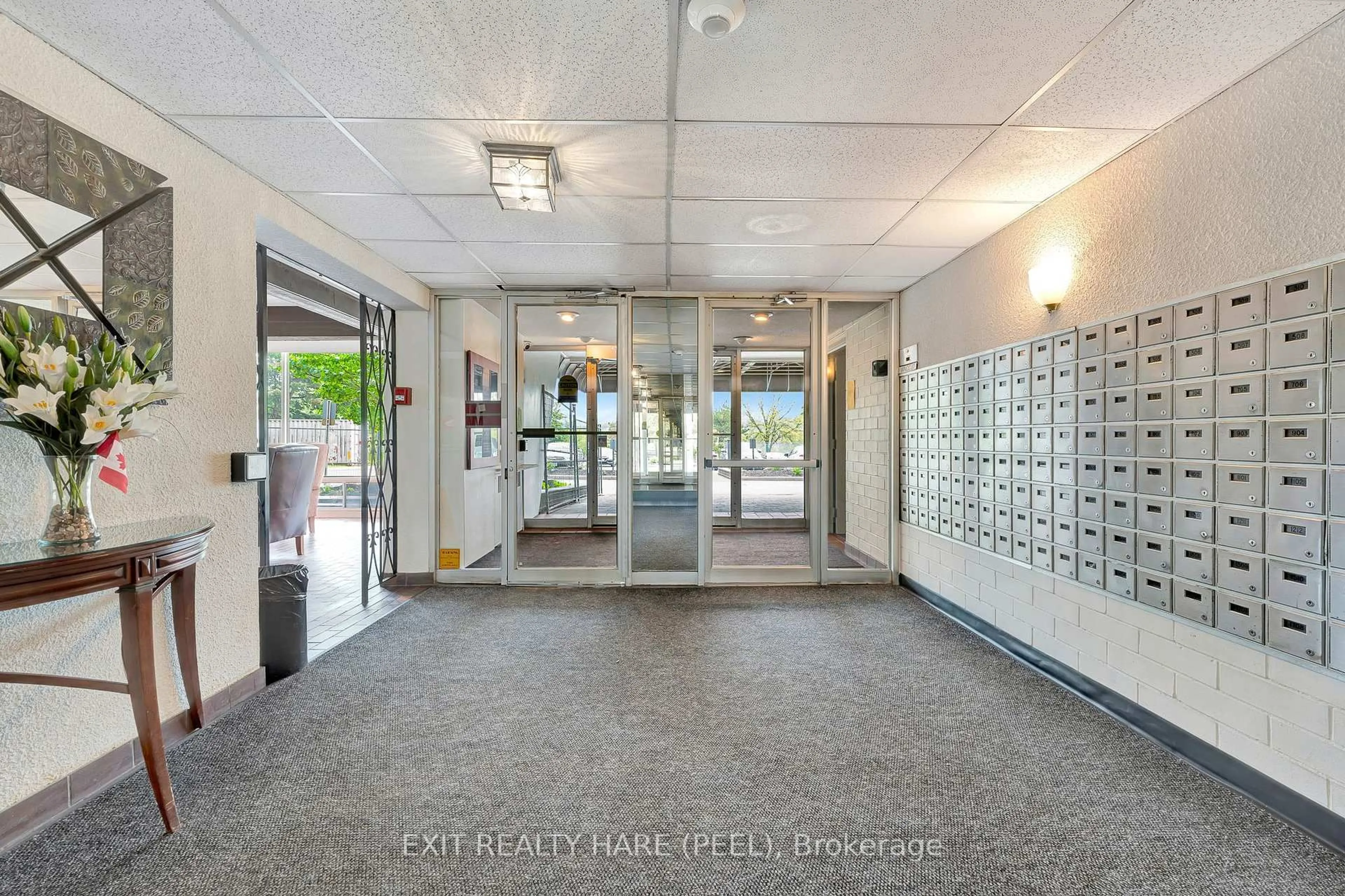 Indoor foyer for 225 Harvard PI Pl #804, Waterloo Ontario N2J 4H4