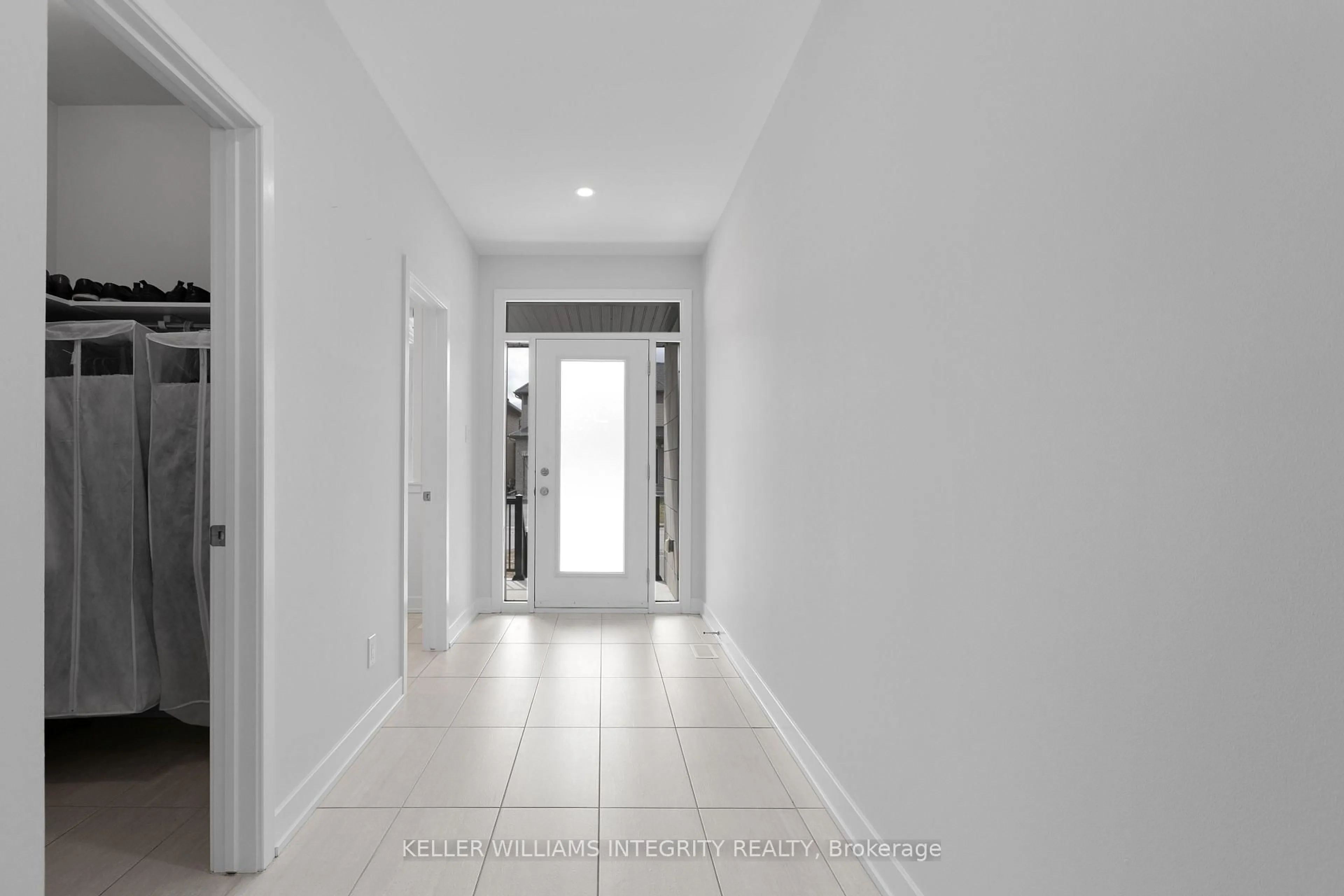 Indoor entryway for 249 Fountainhead Dr, Ottawa Ontario K1W 0H4
