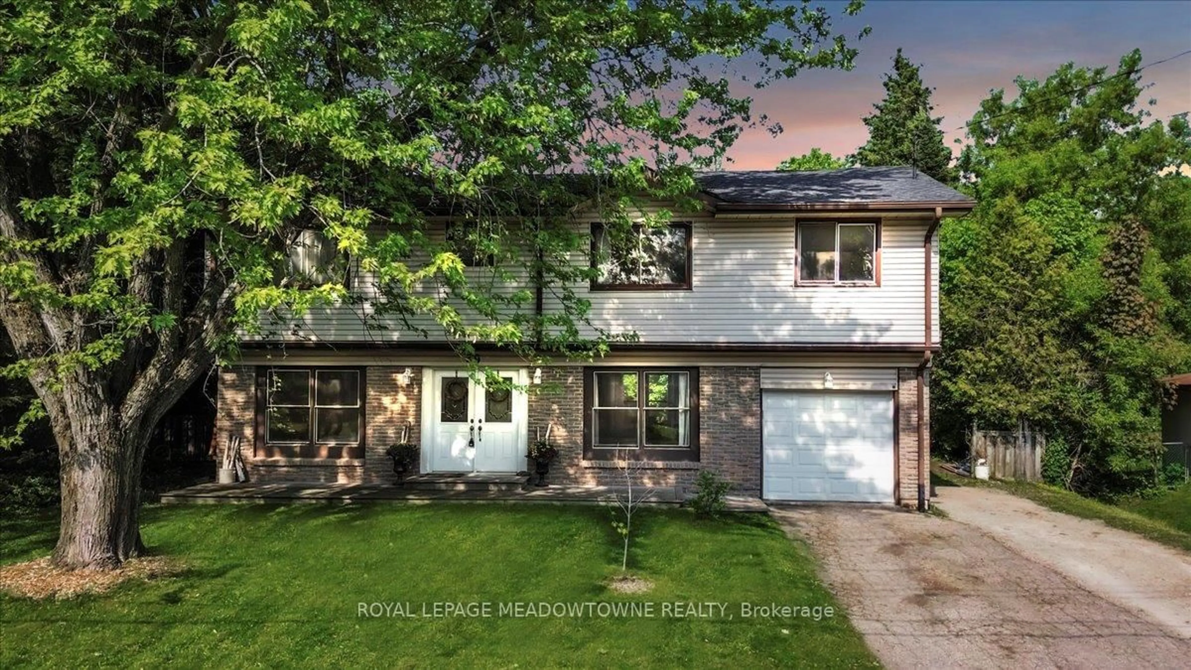 Home with vinyl exterior material, street for 39 Mill St, Erin Ontario N0B 1Z0