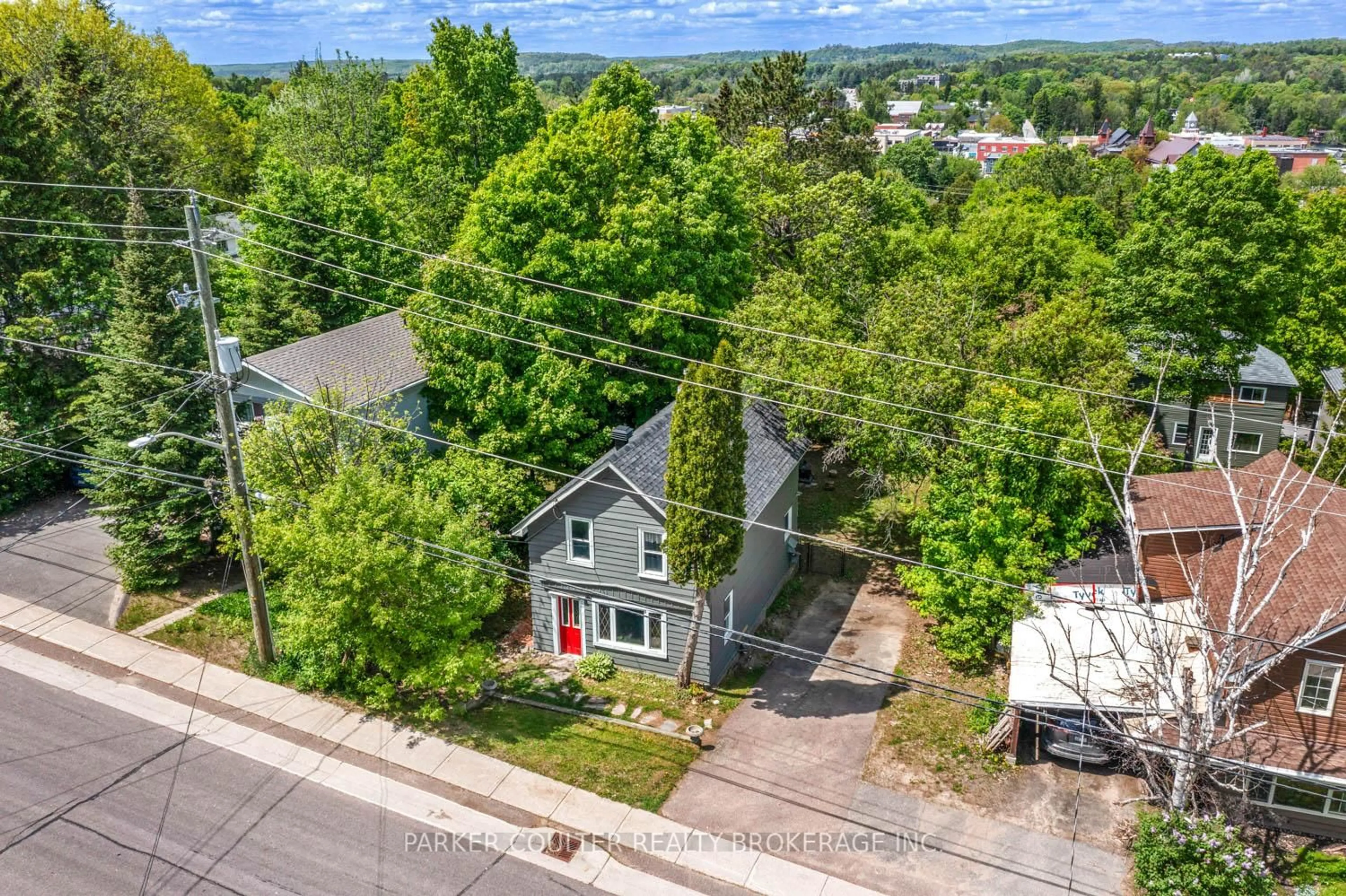 A pic from outside/outdoor area/front of a property/back of a property/a pic from drone, street for 18 Florence St, Huntsville Ontario P1H 1P8