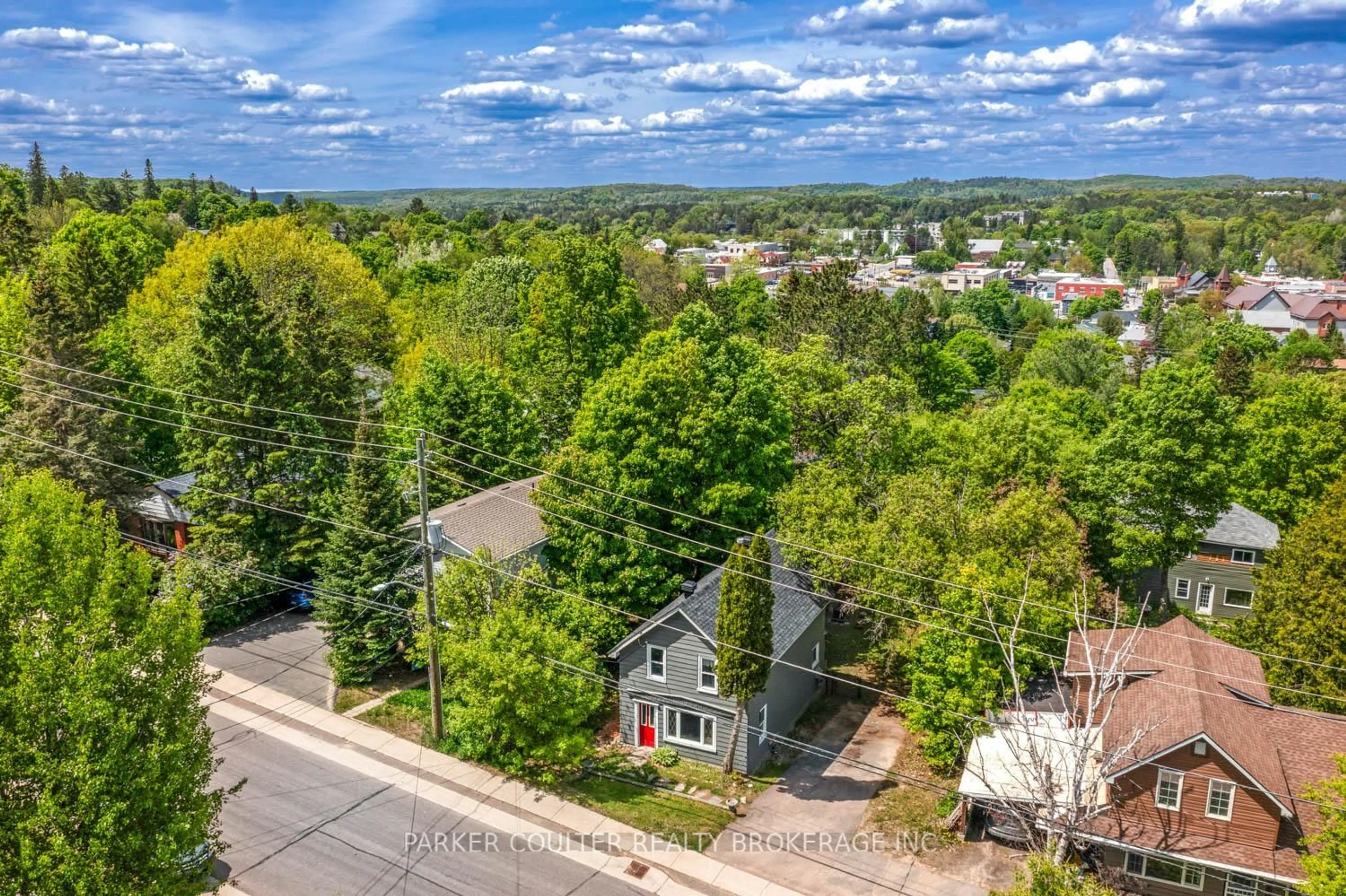 A pic from outside/outdoor area/front of a property/back of a property/a pic from drone, unknown for 18 Florence St, Huntsville Ontario P1H 1P8