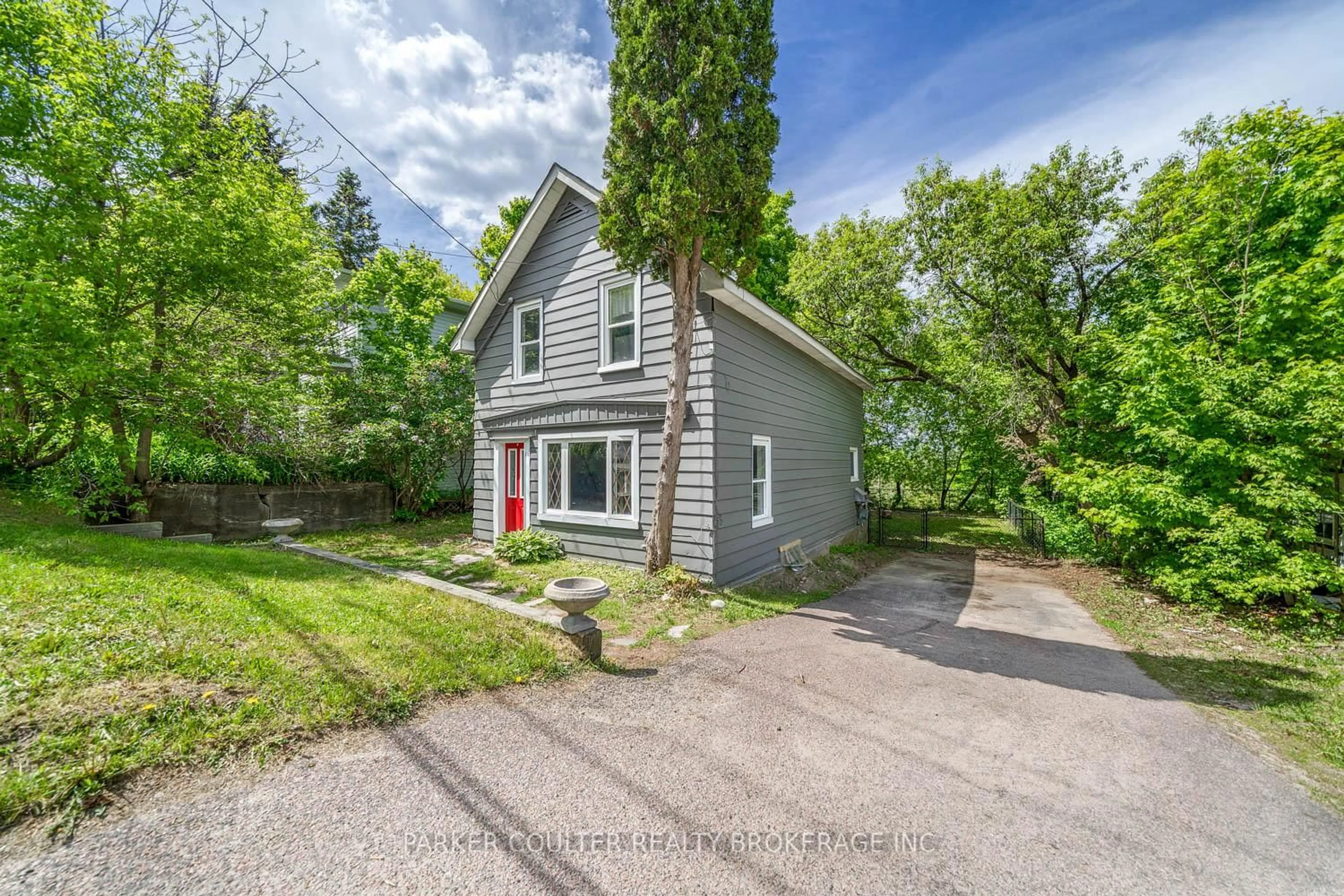 A pic from outside/outdoor area/front of a property/back of a property/a pic from drone, street for 18 Florence St, Huntsville Ontario P1H 1P8