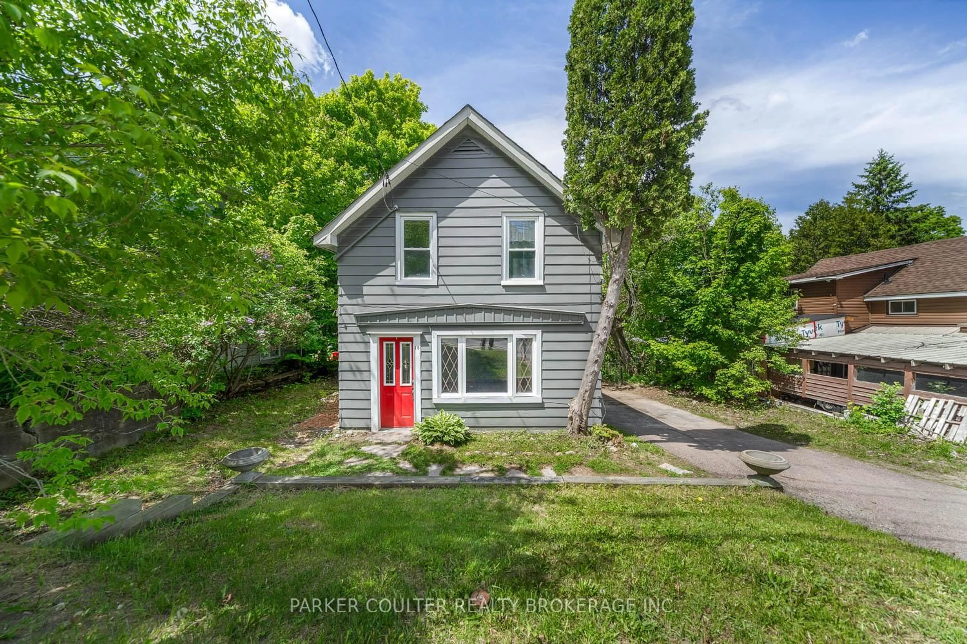 A pic from outside/outdoor area/front of a property/back of a property/a pic from drone, street for 18 Florence St, Huntsville Ontario P1H 1P8