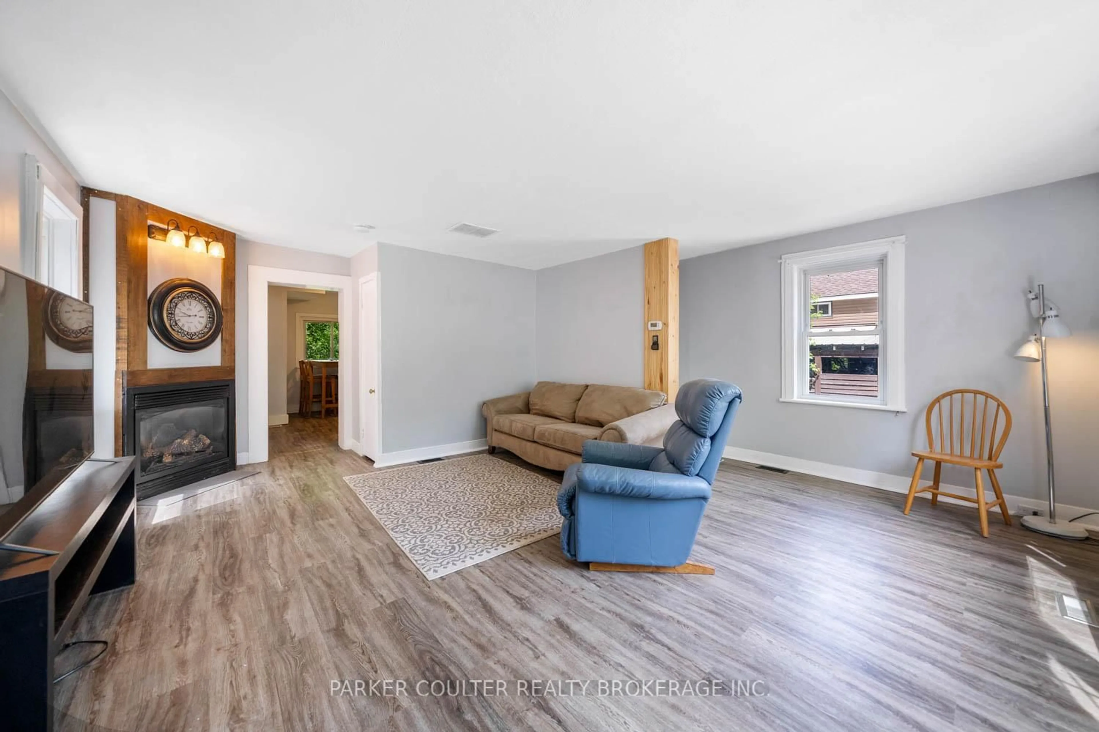 Living room with furniture, wood/laminate floor for 18 Florence St, Huntsville Ontario P1H 1P8