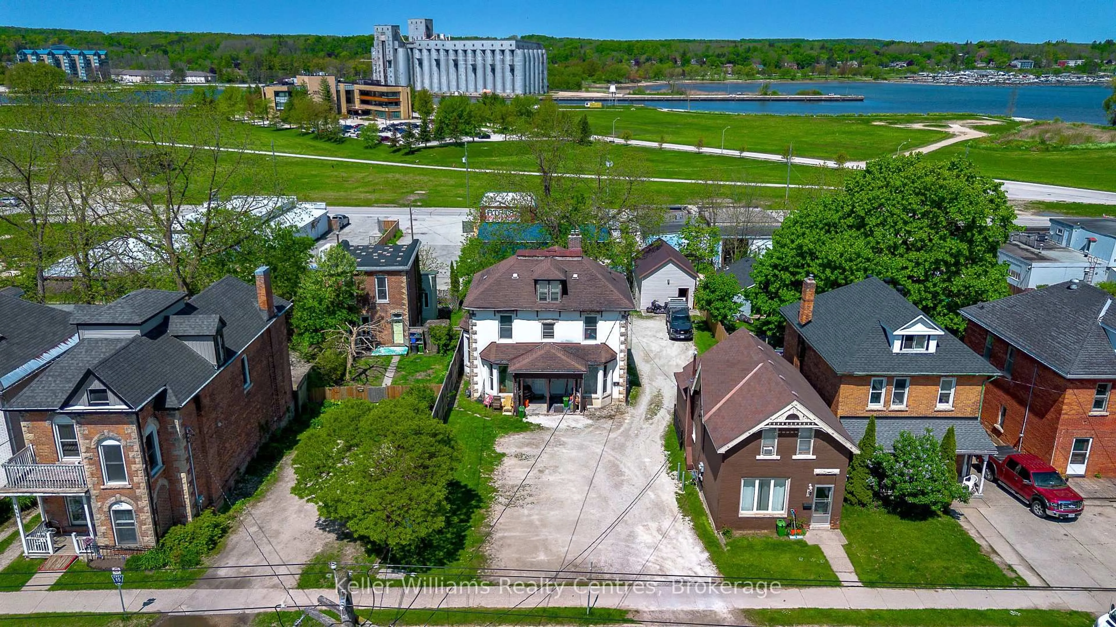 A pic from outside/outdoor area/front of a property/back of a property/a pic from drone, unknown for 1522-26 3RD Ave, Owen Sound Ontario N4K 2L9
