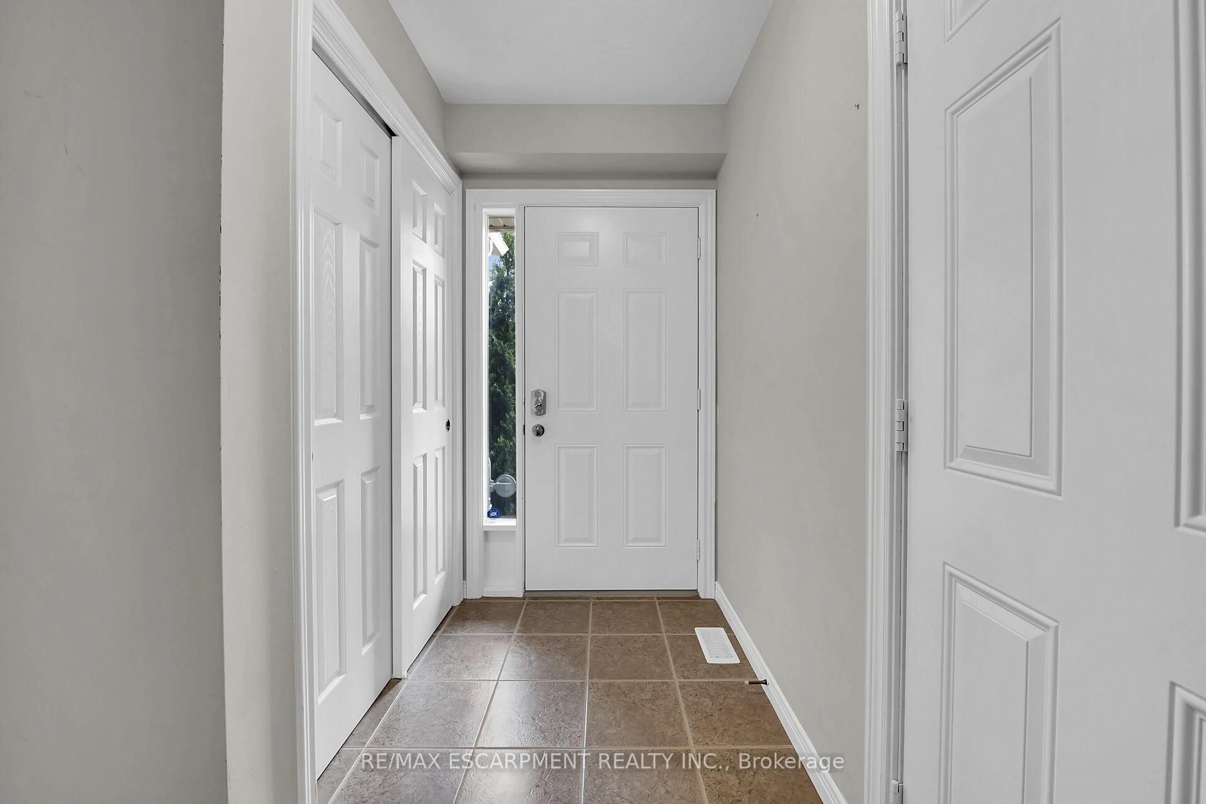Indoor entryway for 10 BELLFLOWER Blvd, Hamilton Ontario L0R 1P0