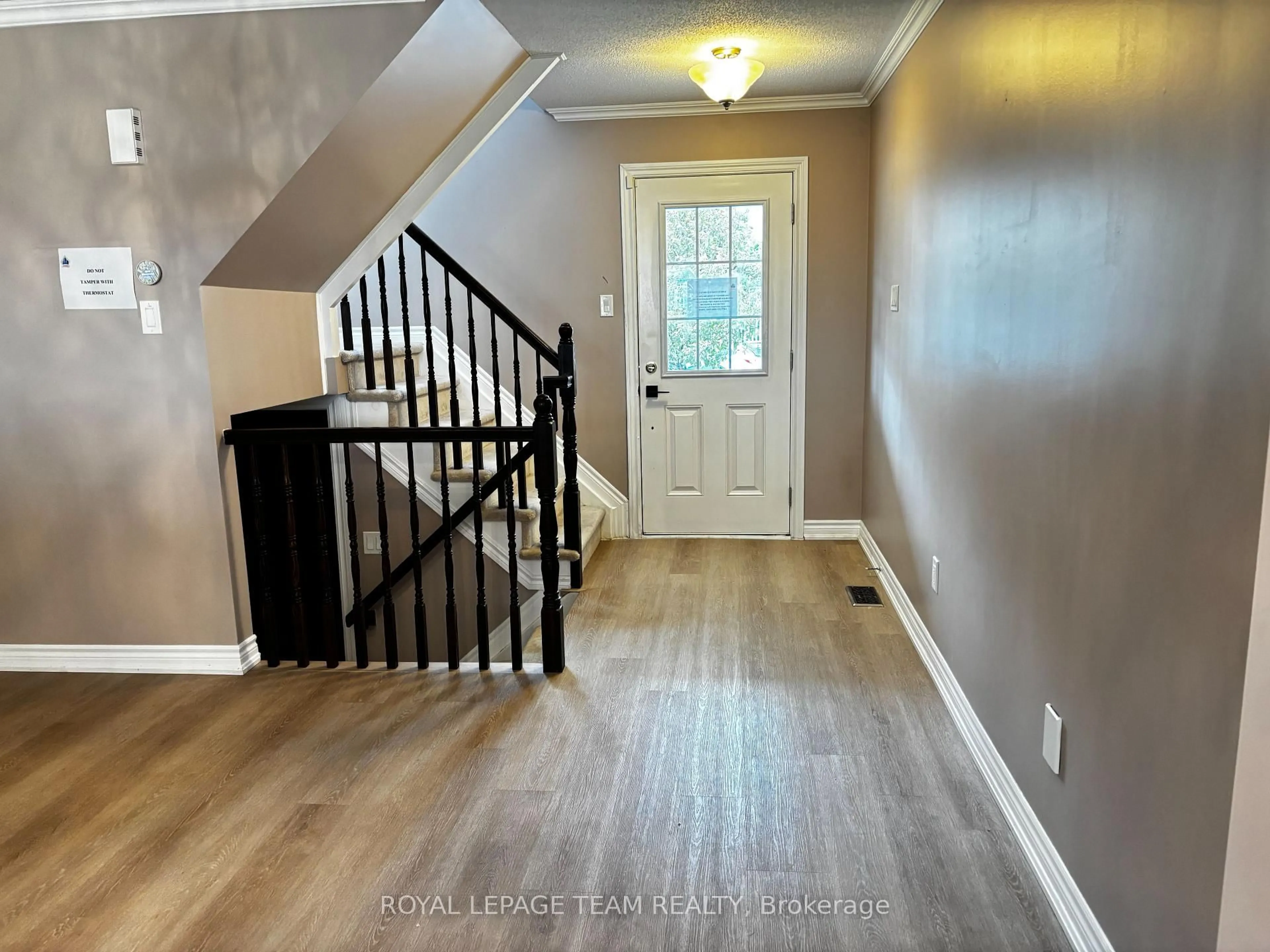 Indoor entryway for 420 Meadowhawk Cres, Ottawa Ontario K2J 5W8