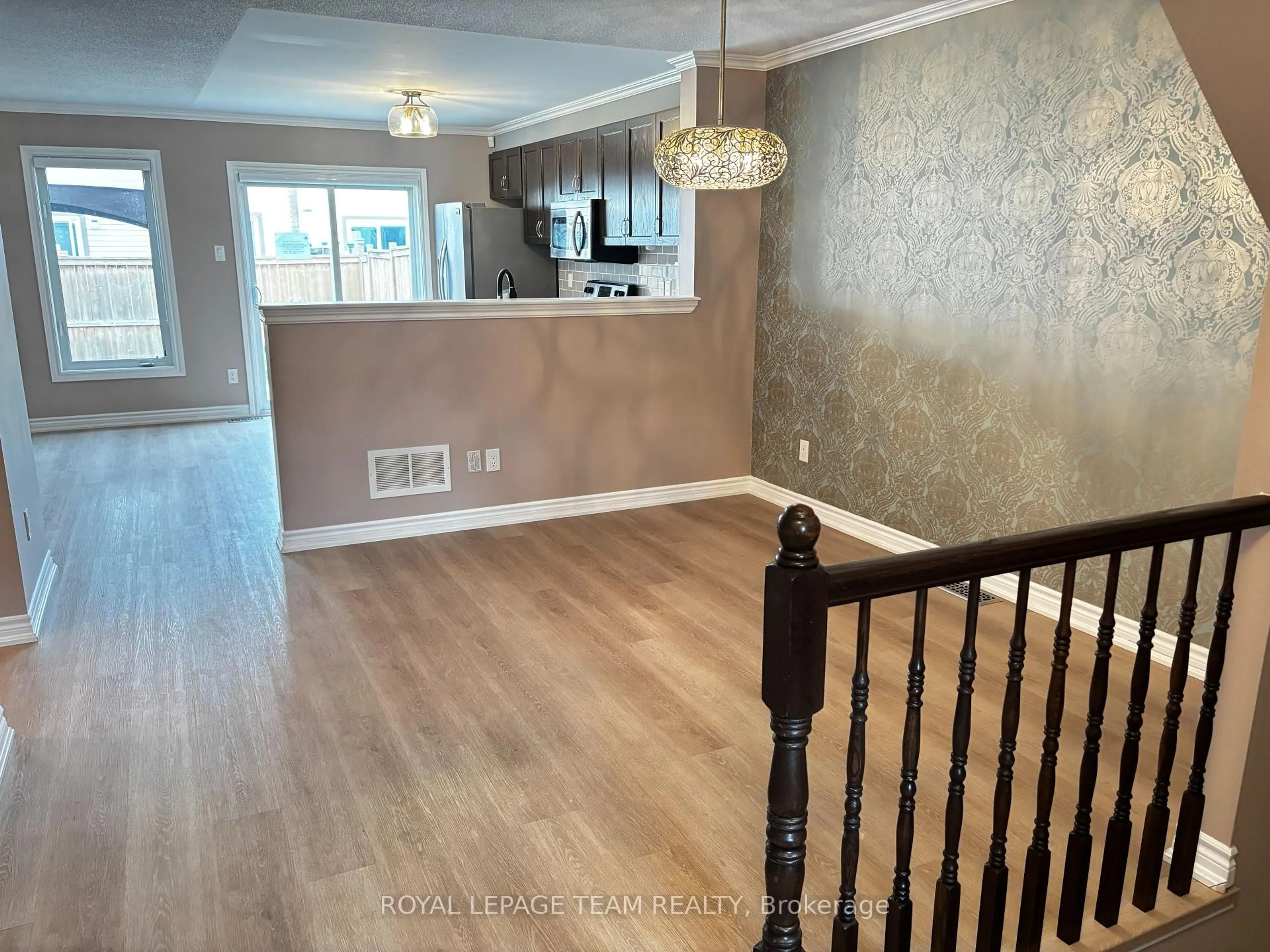 Indoor entryway for 420 Meadowhawk Cres, Ottawa Ontario K2J 5W8