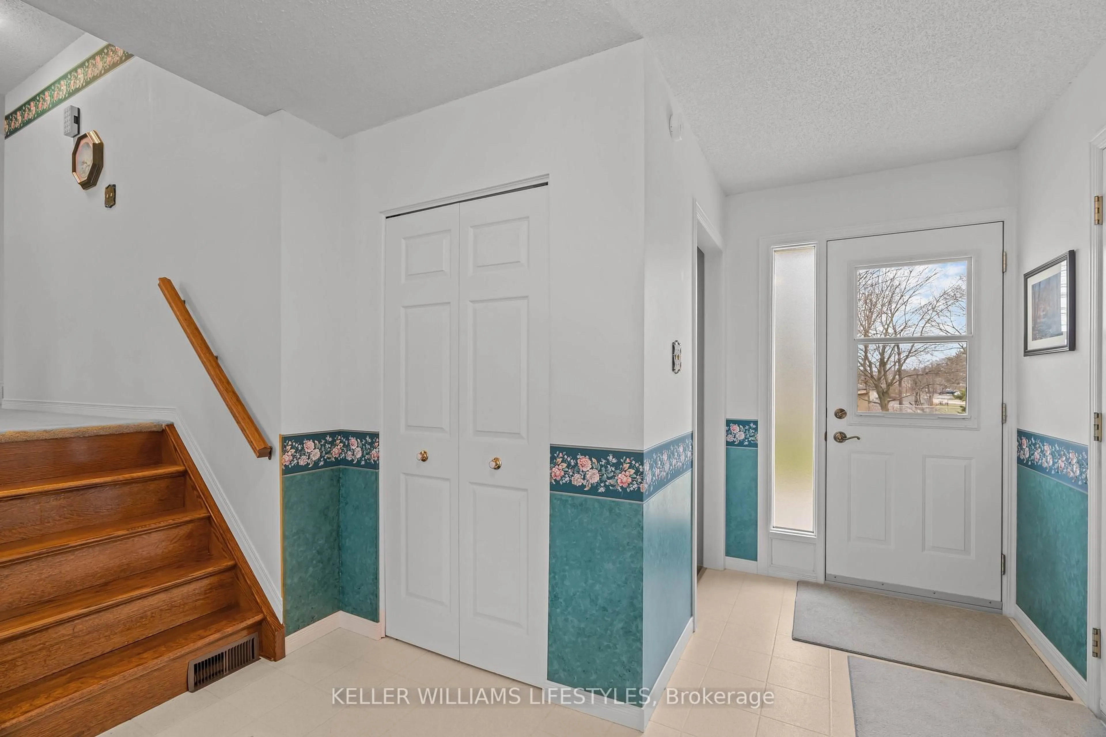 Indoor entryway for 60 JAMES St, Lambton Shores Ontario N0N 1J0