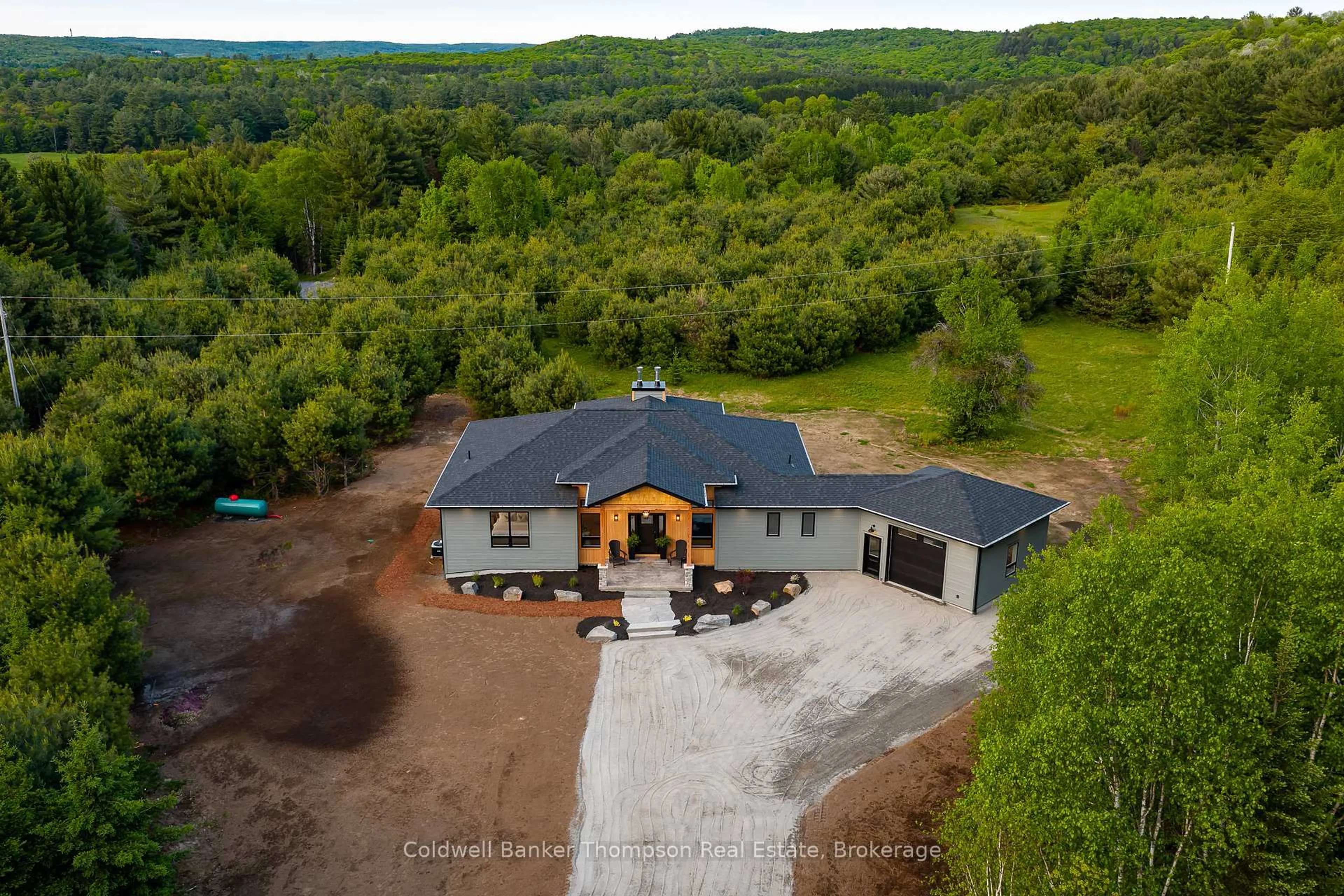 A pic from outside/outdoor area/front of a property/back of a property/a pic from drone, building for 175 Springfield Rd, Huntsville Ontario P1H 0A5