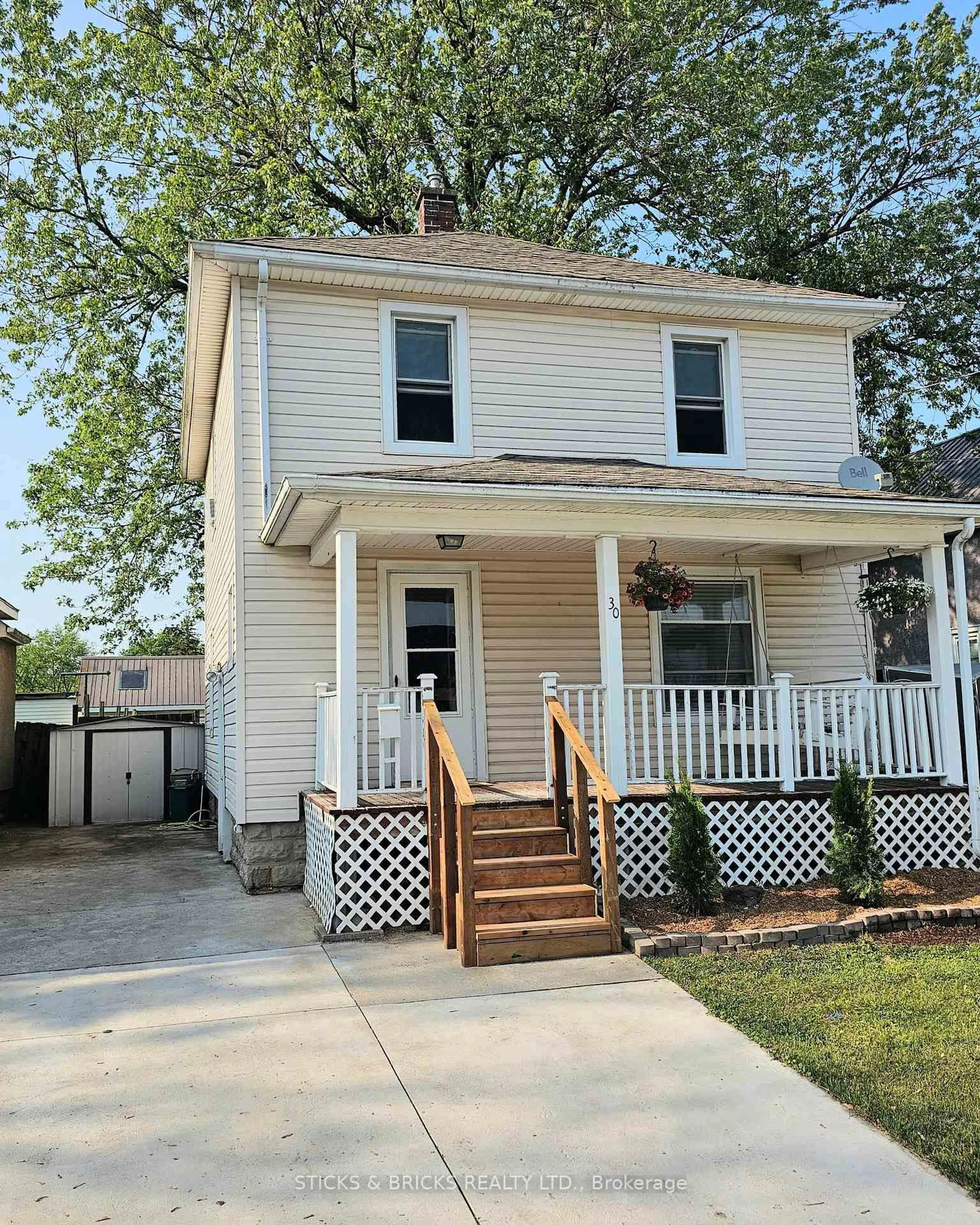 Home with vinyl exterior material, street for 30 Margaret St, Welland Ontario L3C 3Z7