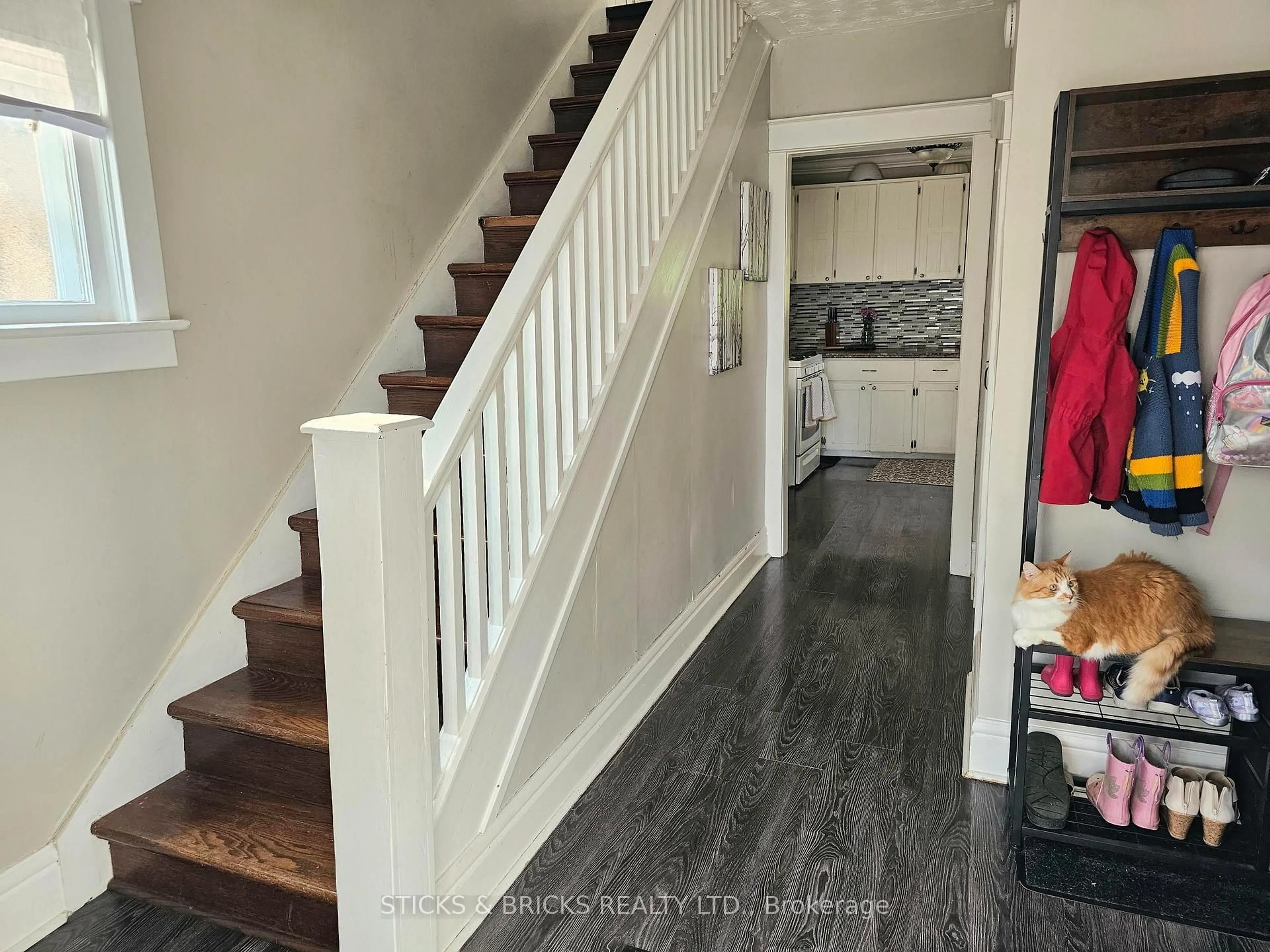 Indoor entryway for 30 Margaret St, Welland Ontario L3C 3Z7