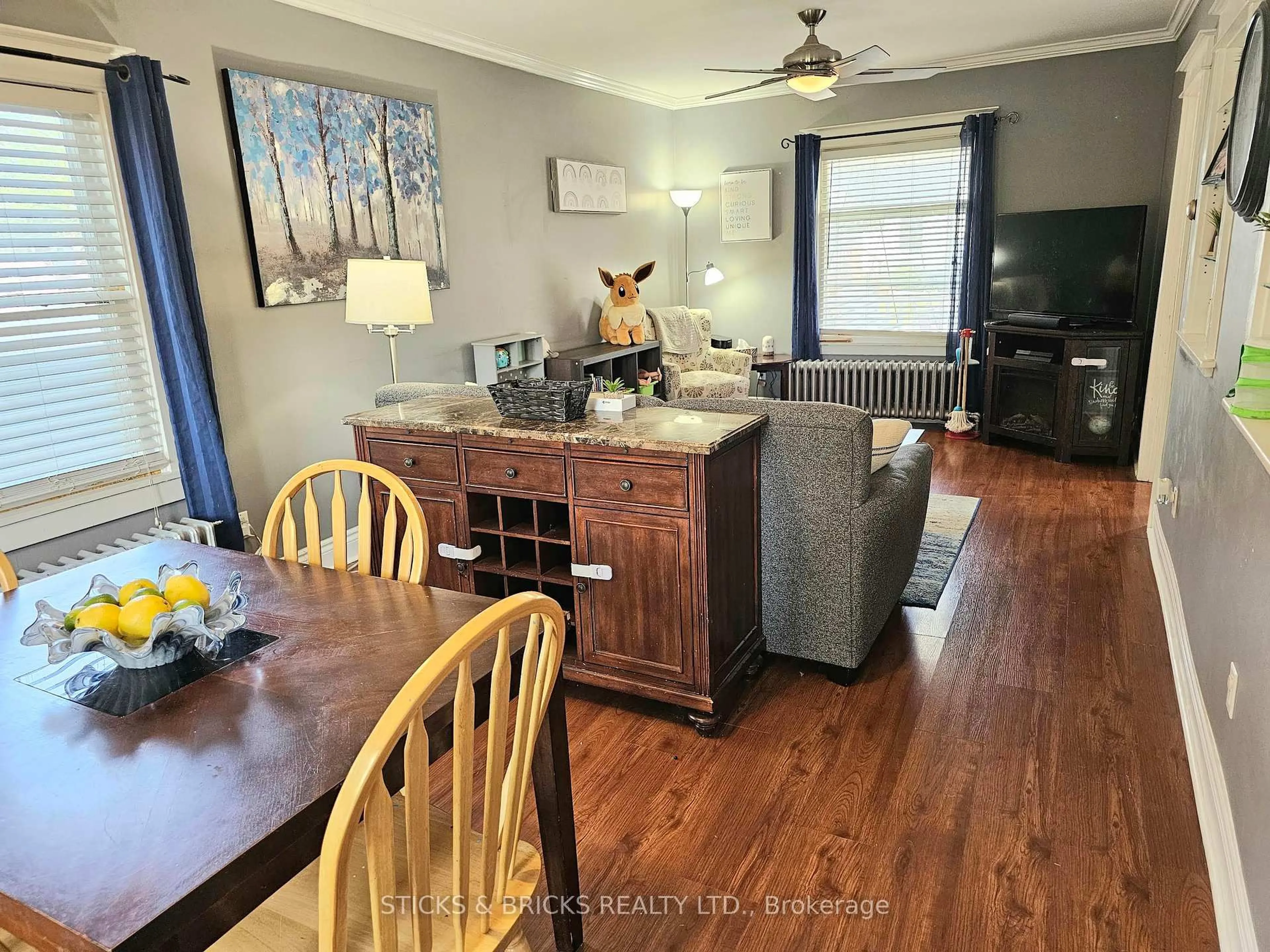 Open concept kitchen, wood/laminate floor for 30 Margaret St, Welland Ontario L3C 3Z7