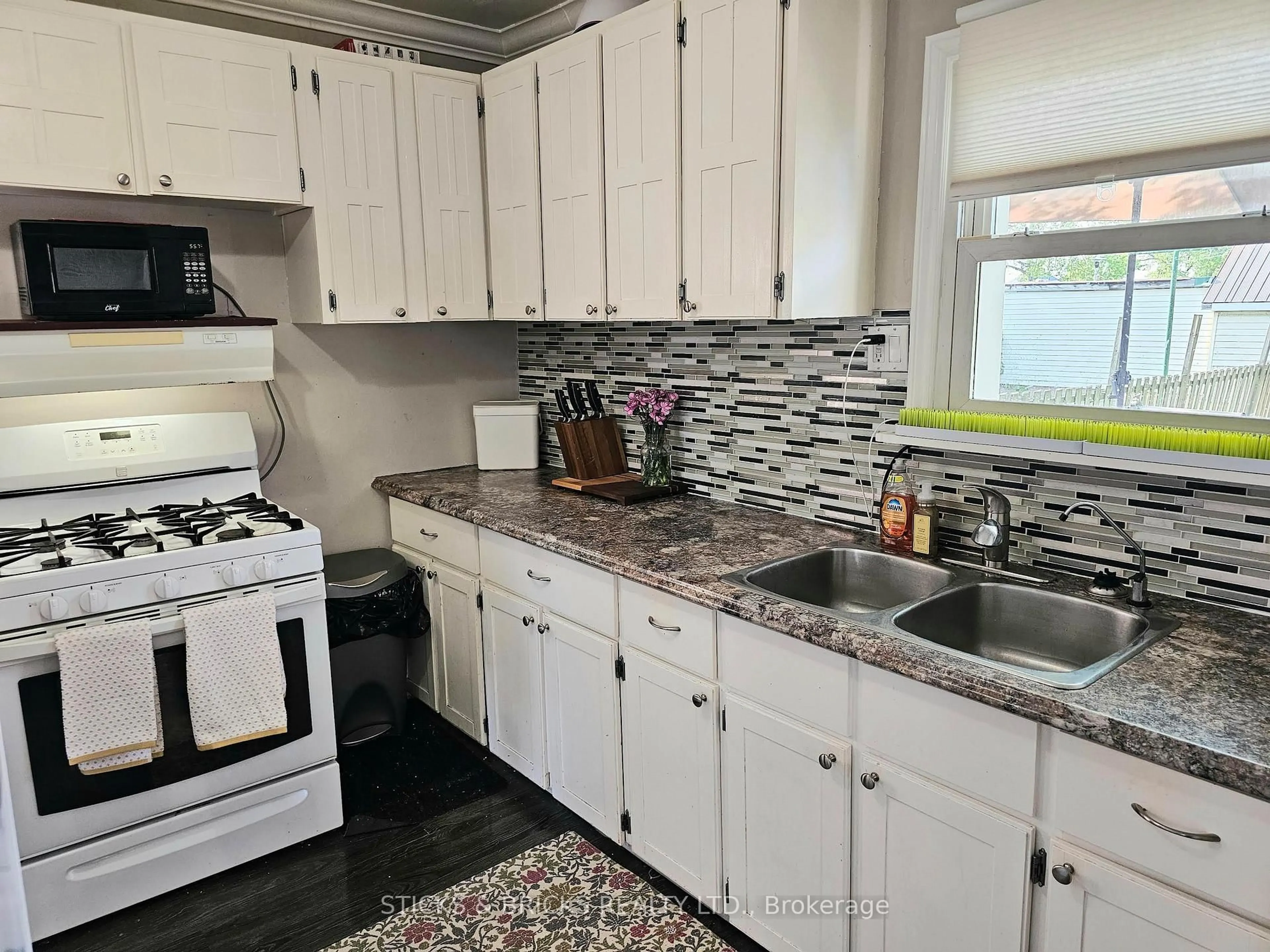 Standard kitchen, unknown for 30 Margaret St, Welland Ontario L3C 3Z7