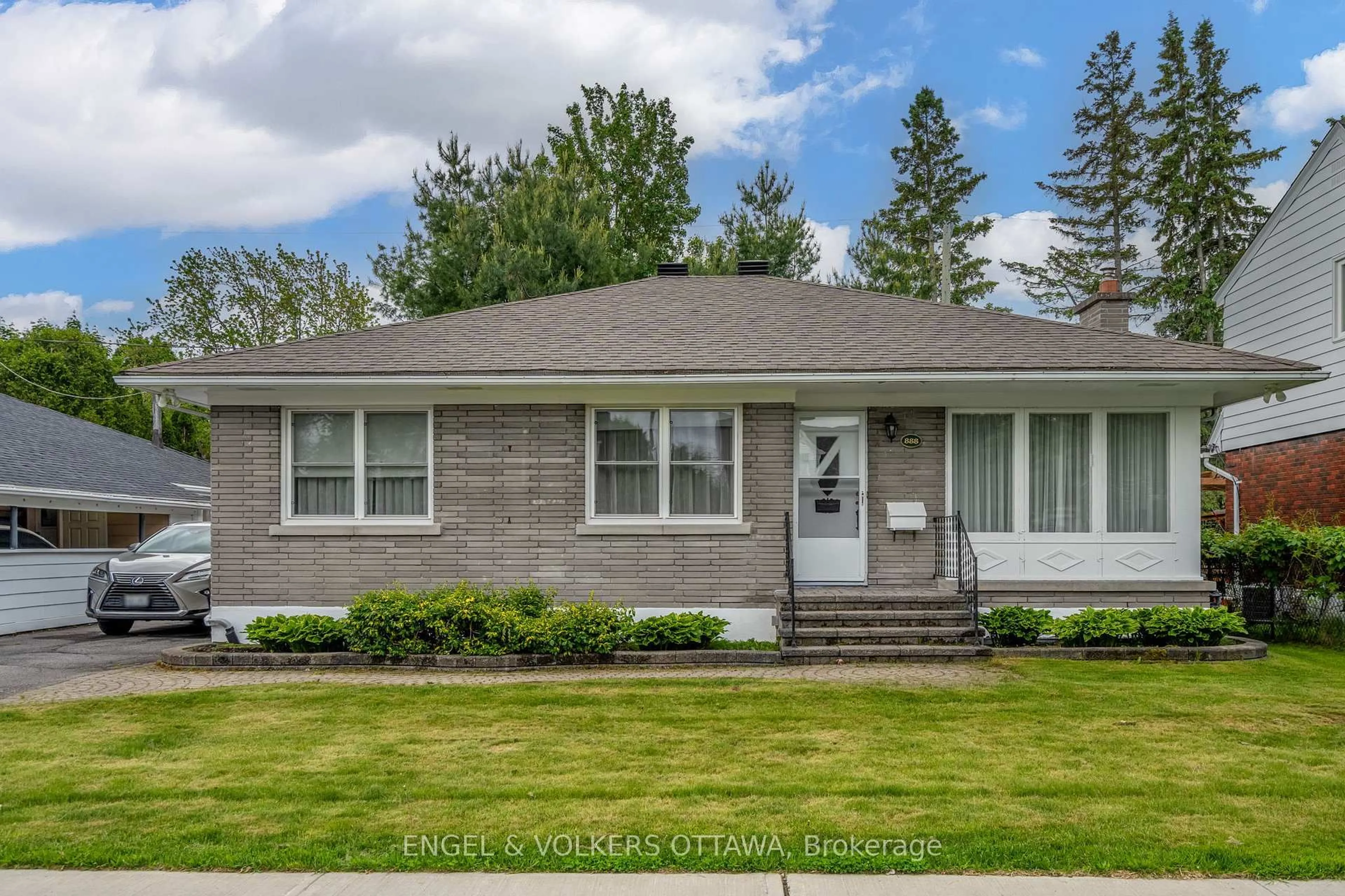 Home with vinyl exterior material, street for 888 Chapman Blvd, Ottawa Ontario K1G 1V2