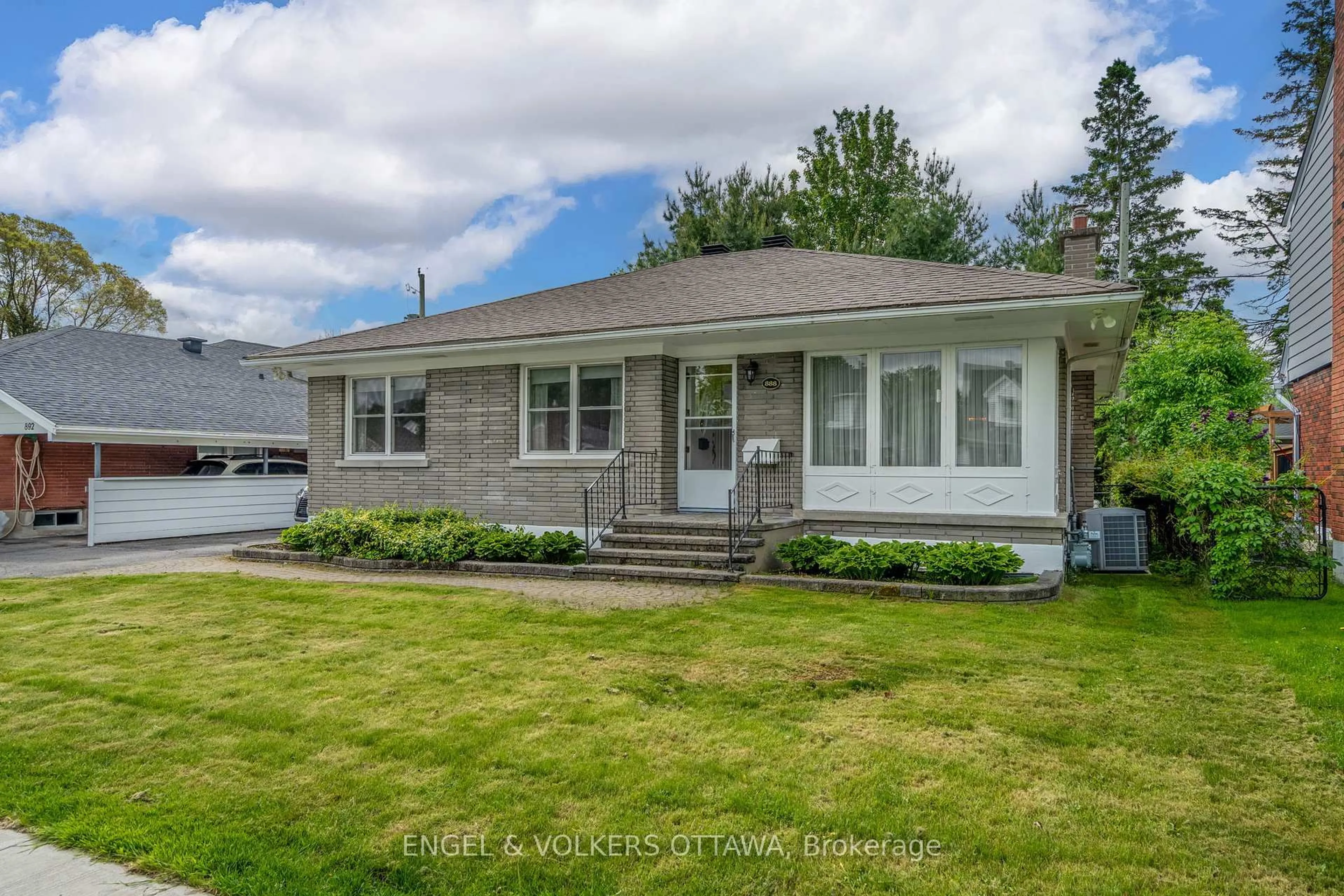 Home with vinyl exterior material, street for 888 Chapman Blvd, Ottawa Ontario K1G 1V2