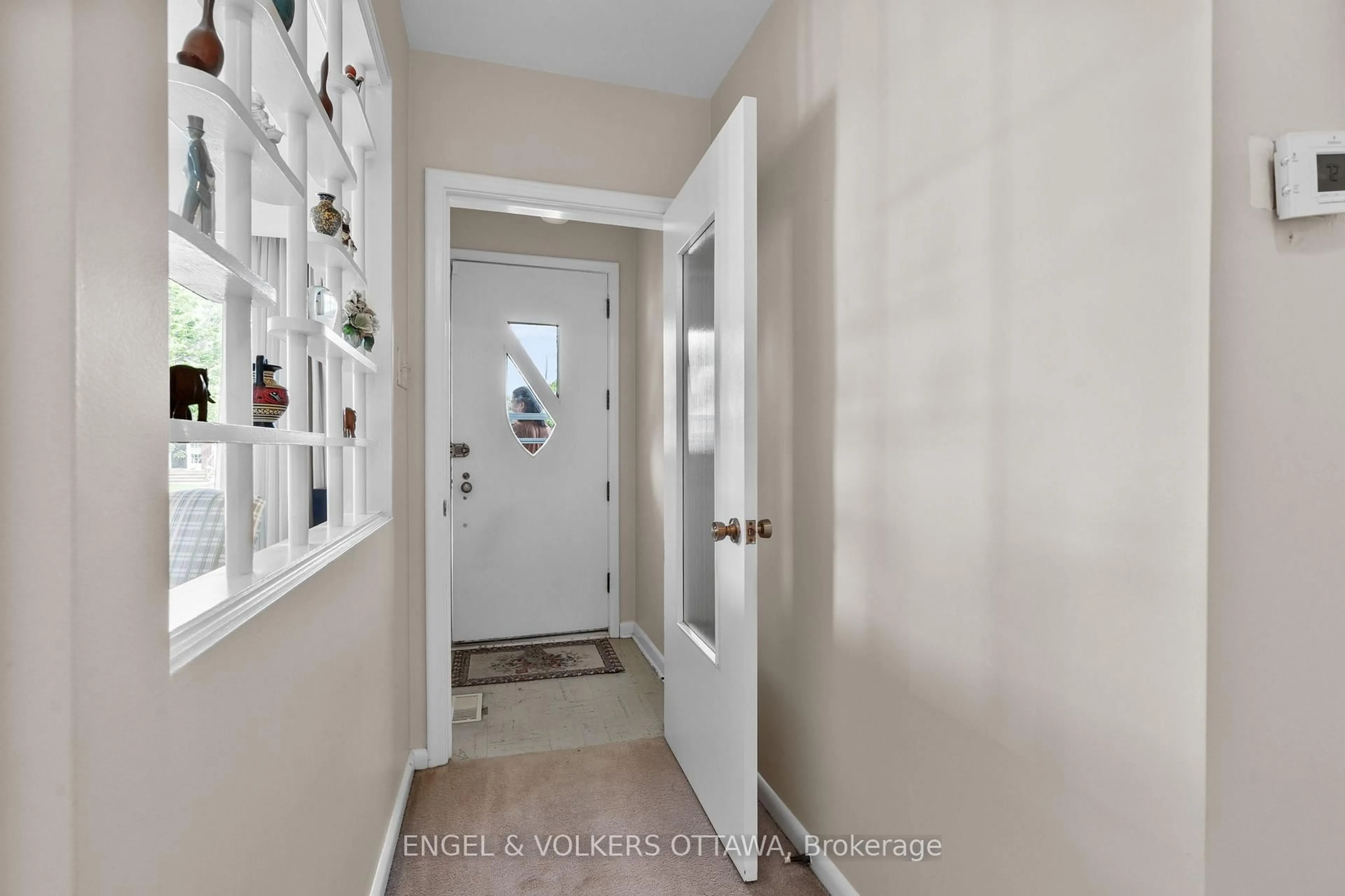 Indoor entryway for 888 Chapman Blvd, Ottawa Ontario K1G 1V2