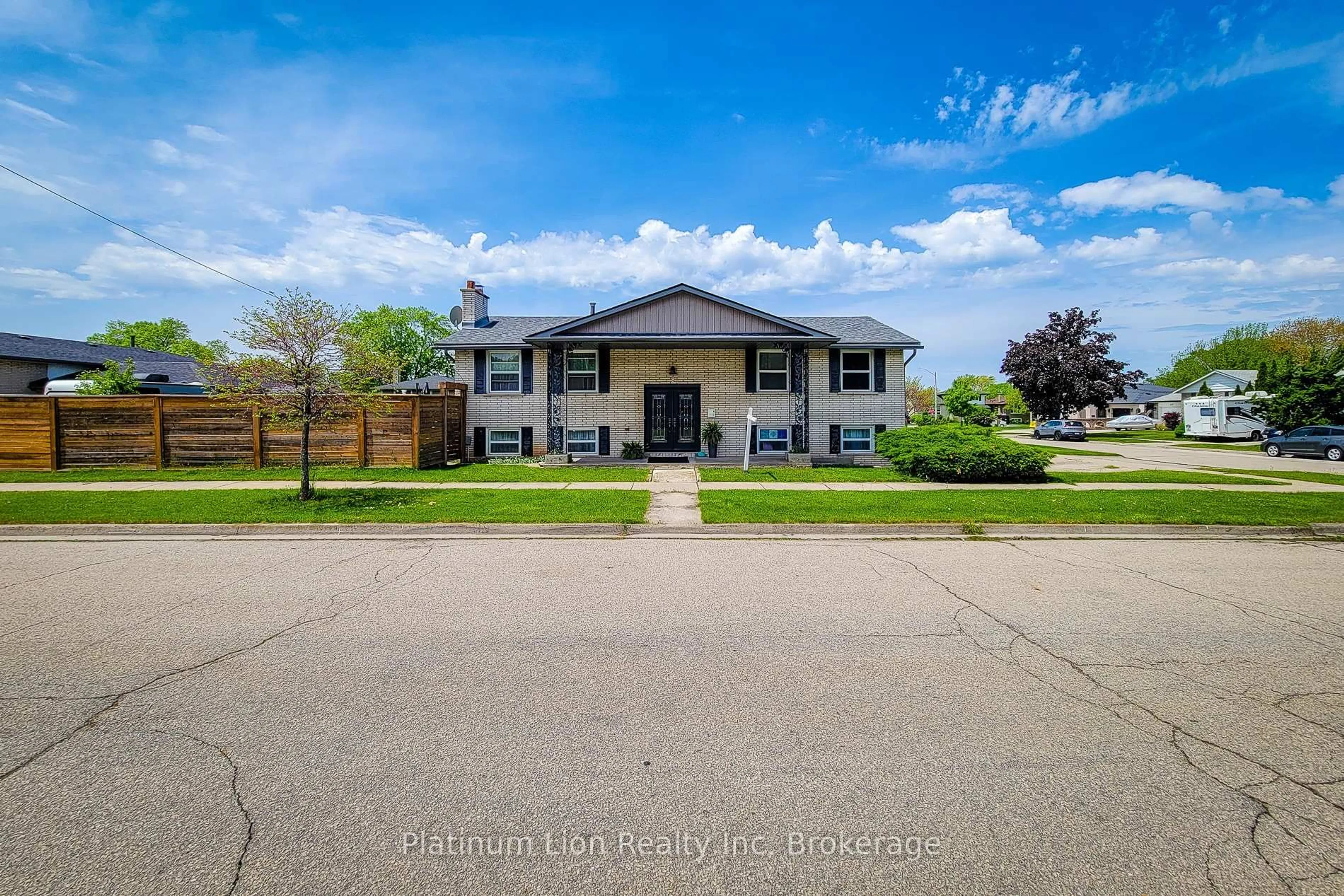 A pic from outside/outdoor area/front of a property/back of a property/a pic from drone, unknown for 8 Basswood Crt, Hamilton Ontario L8E 2V1