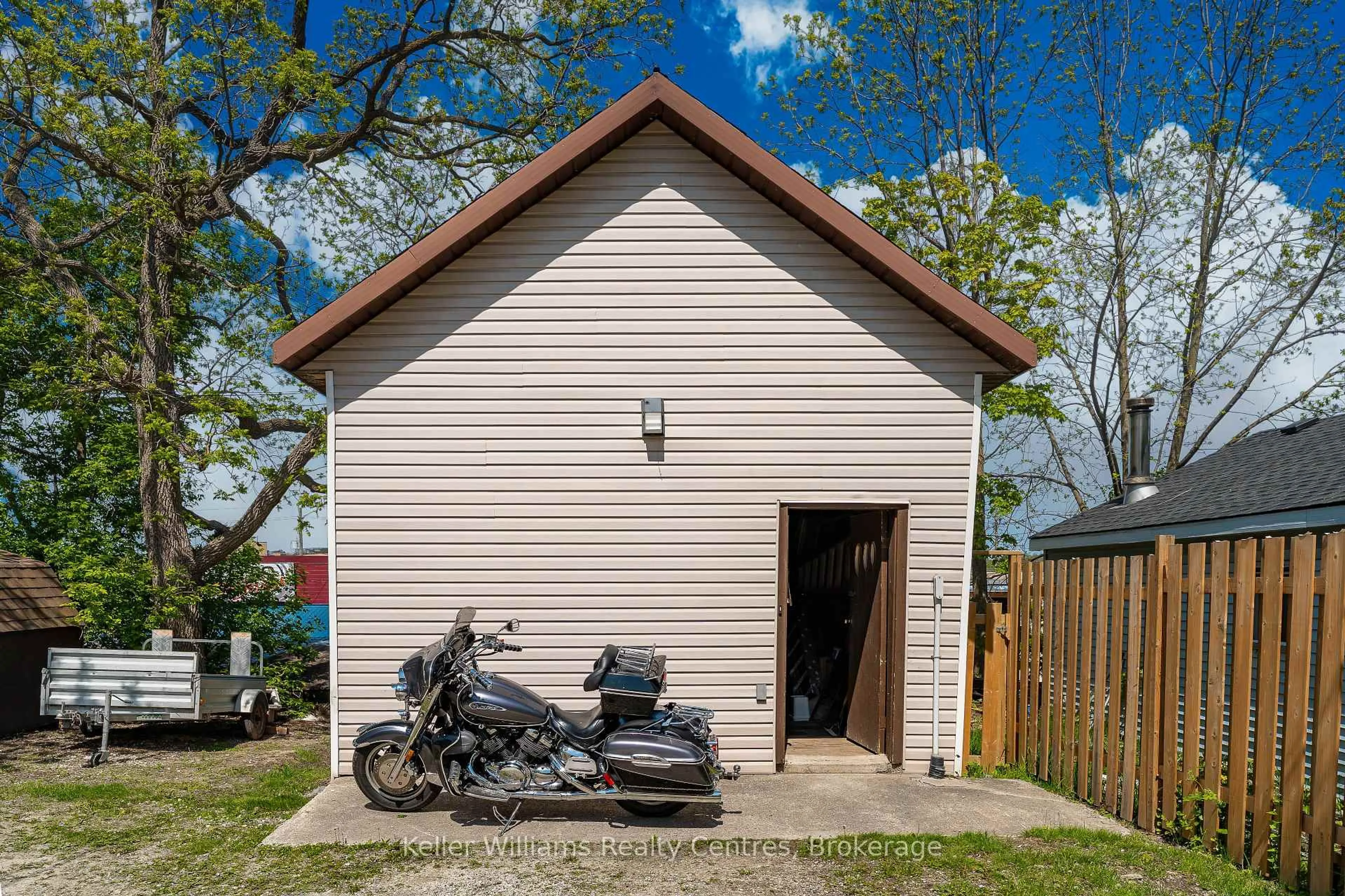 Indoor garage for 1544 3rd Ave, Owen Sound Ontario N4K 2L9