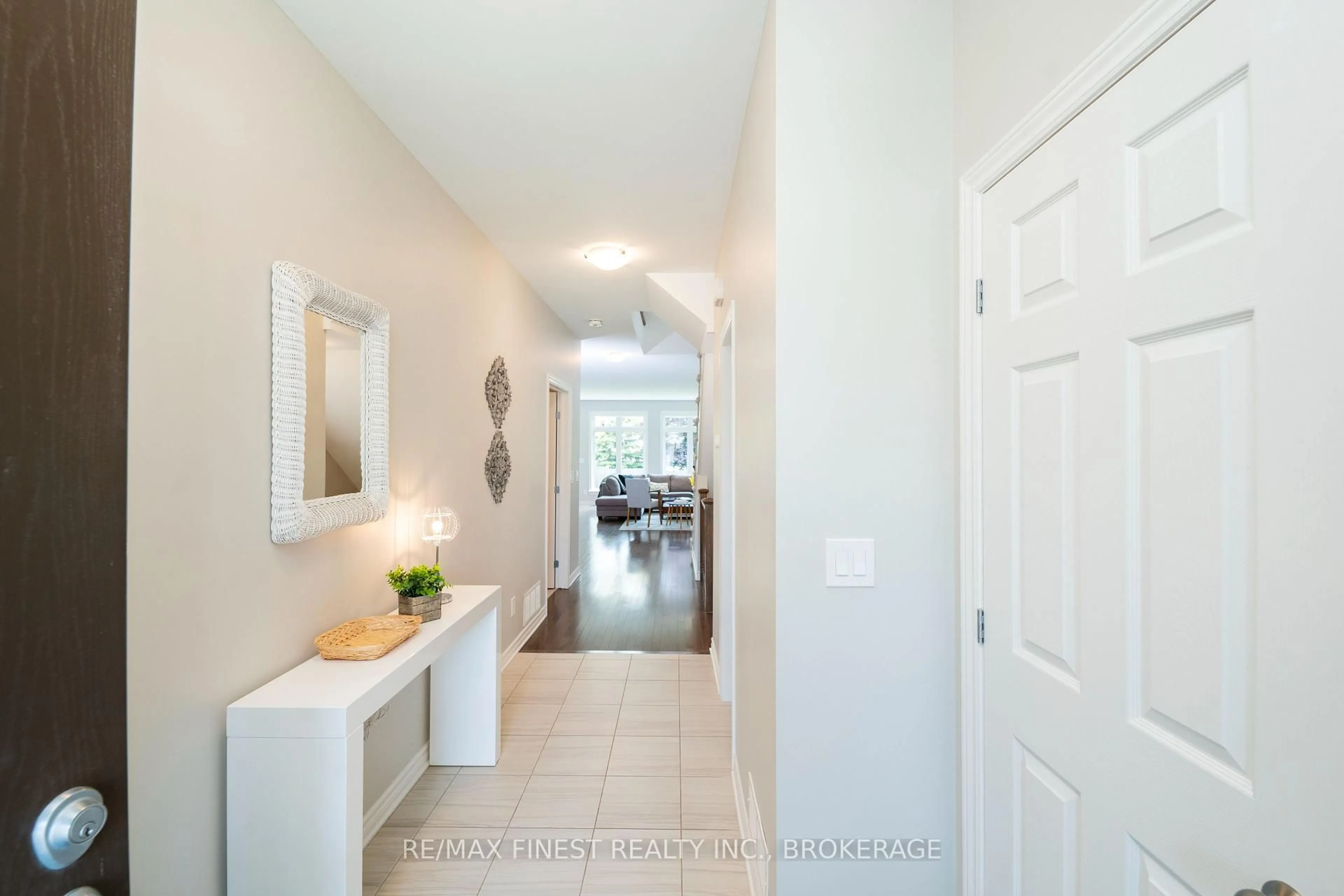 Indoor entryway for 544 Savannah Crt, Kingston Ontario K7P 0L3