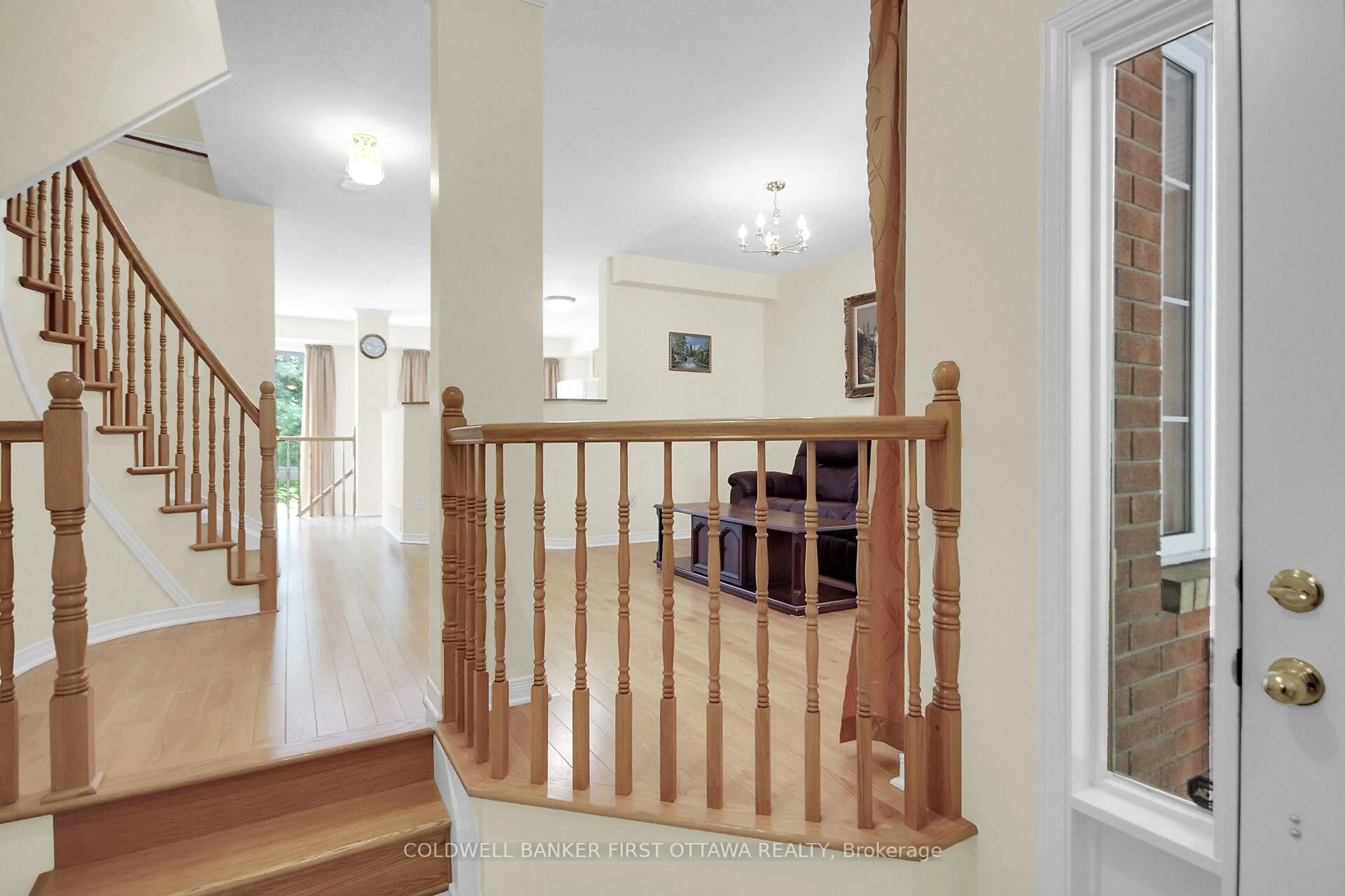 Indoor foyer for 41 Tobermory Cres, Ottawa Ontario K2K 2S2