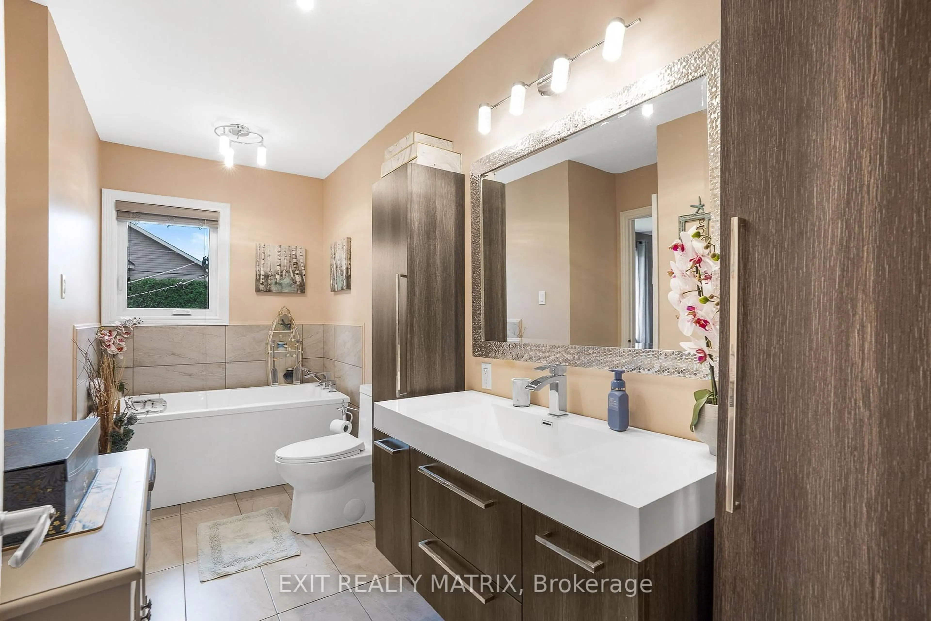 Contemporary bathroom, ceramic/tile floor for 40 Laval Pl, Hawkesbury Ontario K6A 2V4