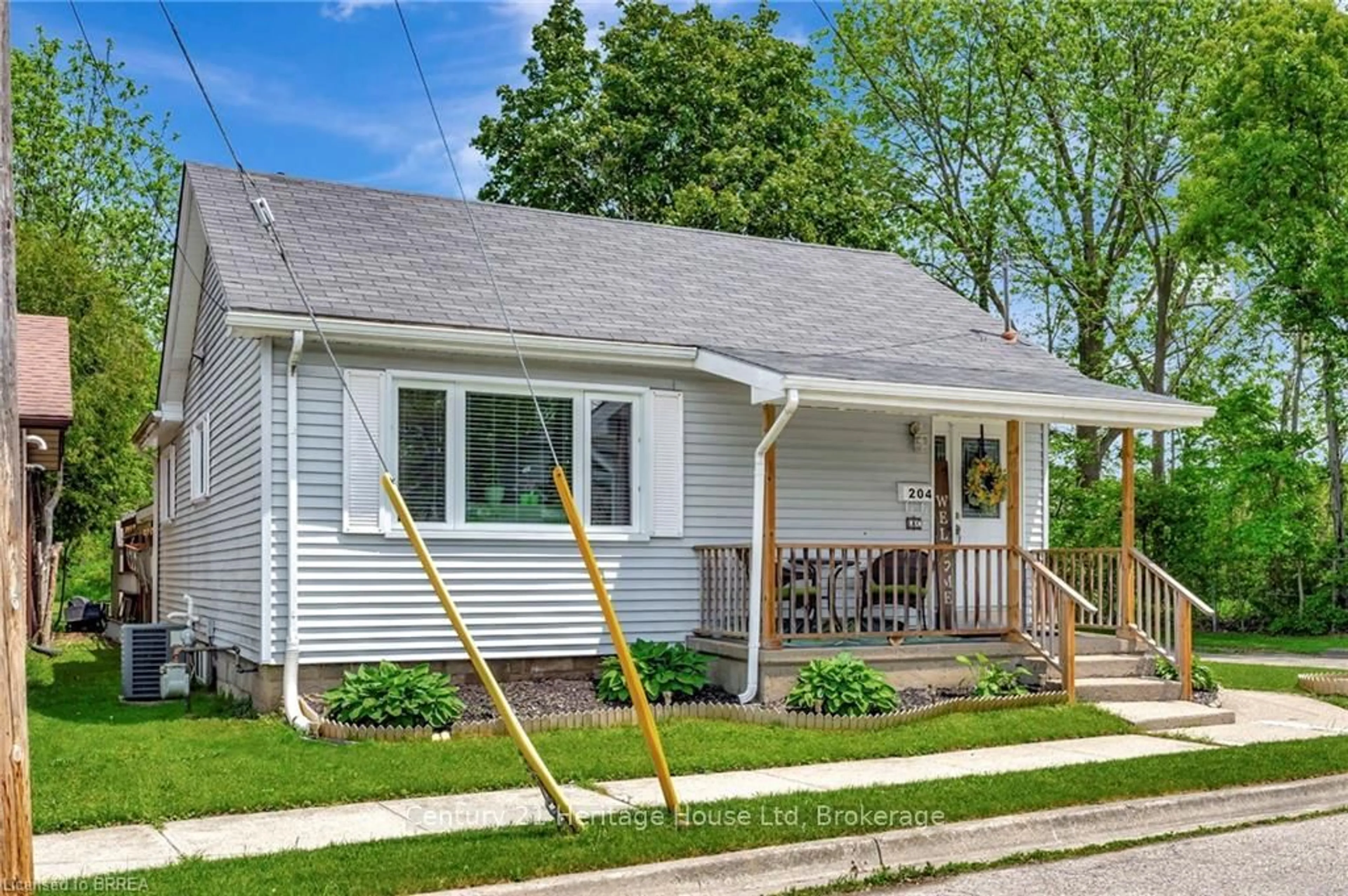 Home with vinyl exterior material, street for 204 Catharine Ave, Brantford Ontario N3T 1Z2