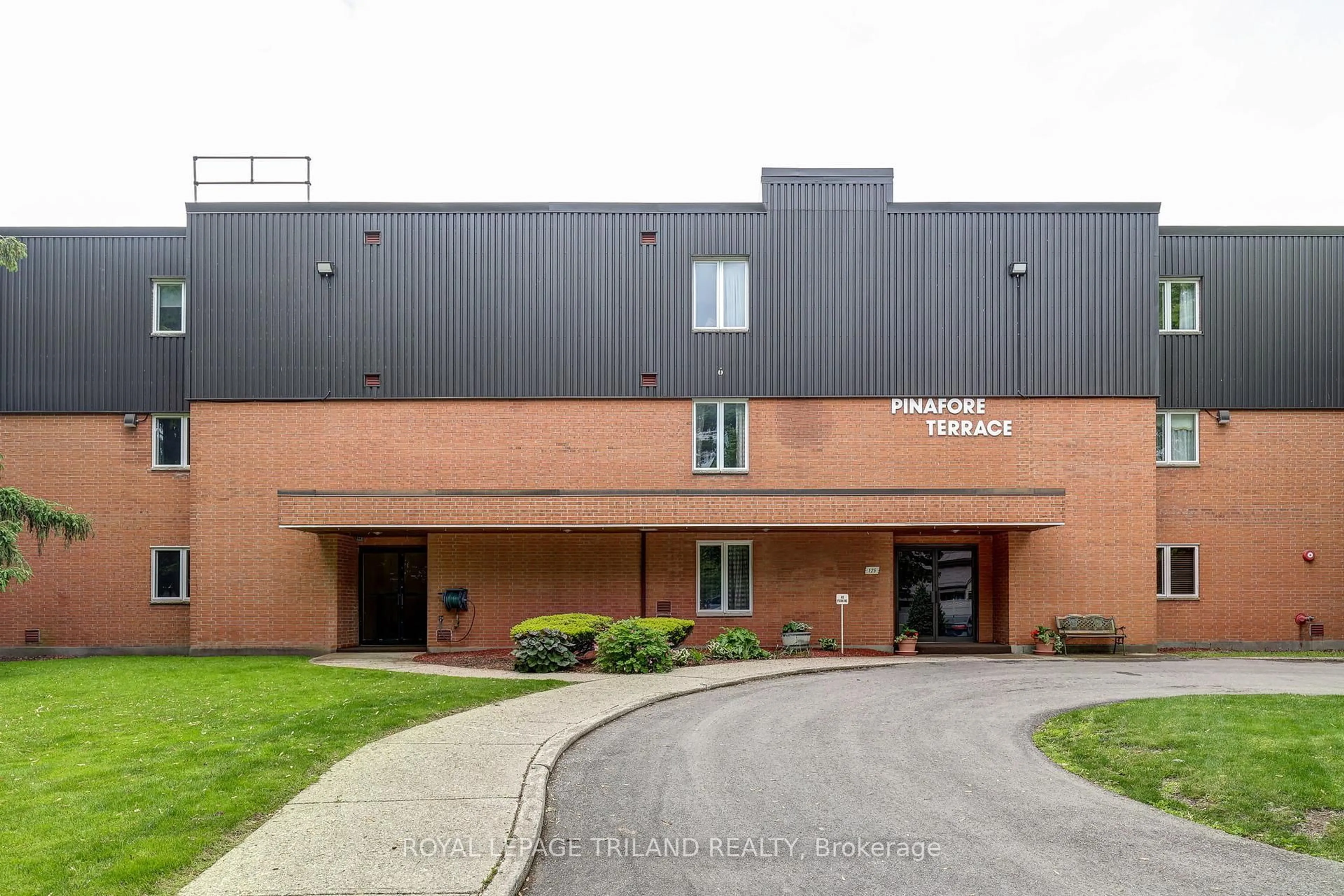 Indoor foyer for 125 Elm St #11, St. Thomas Ontario N5R 1H9