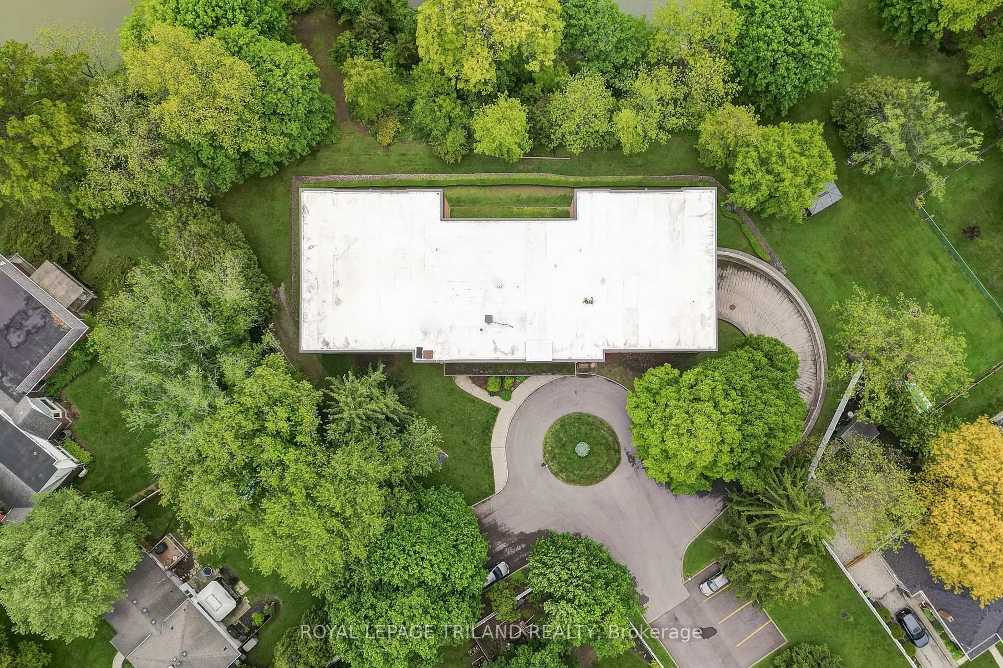 A pic from outside/outdoor area/front of a property/back of a property/a pic from drone, unknown for 125 Elm St #11, St. Thomas Ontario N5R 1H9