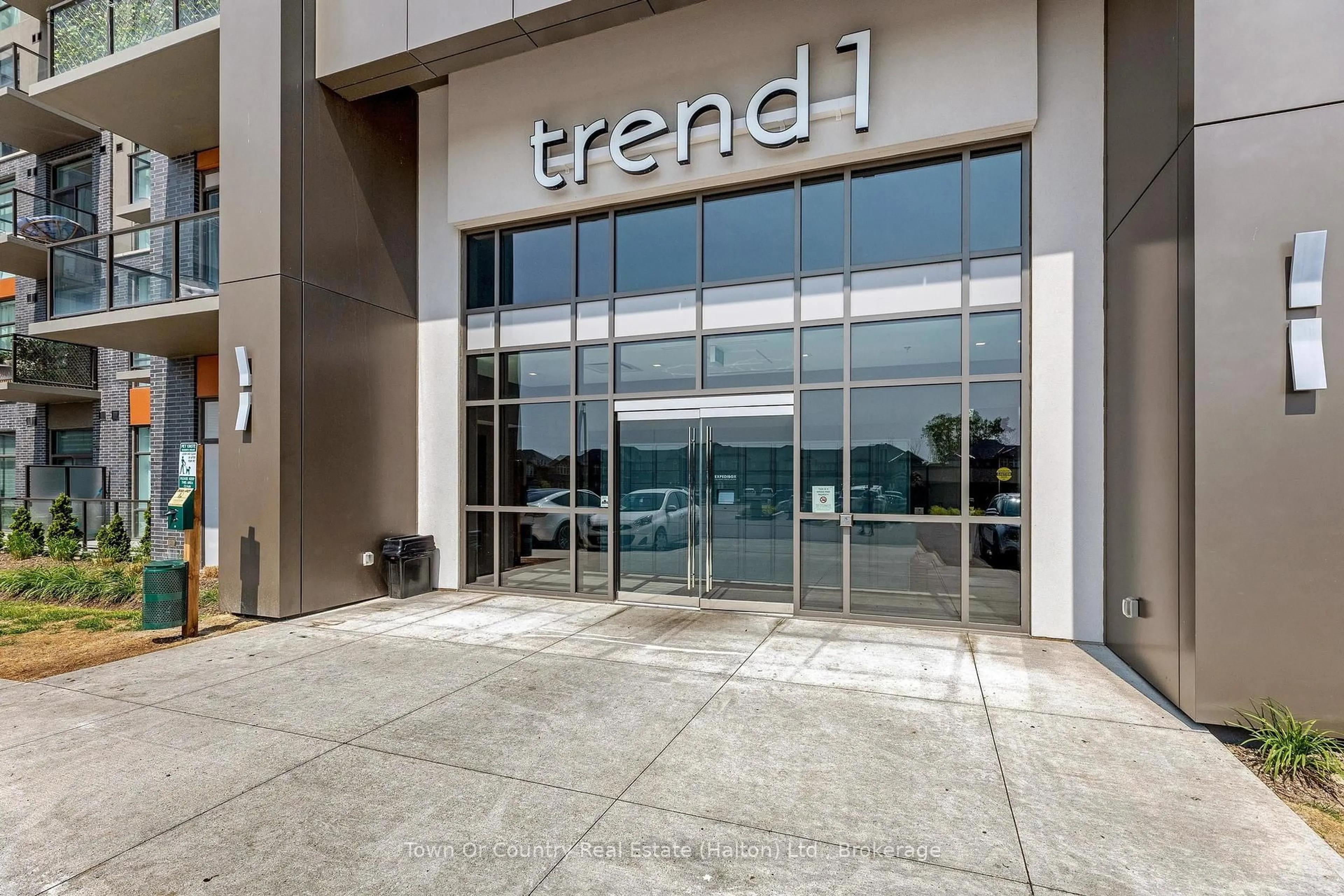 Indoor foyer for 450 Dundas St #1106, Hamilton Ontario L8B 1Z2