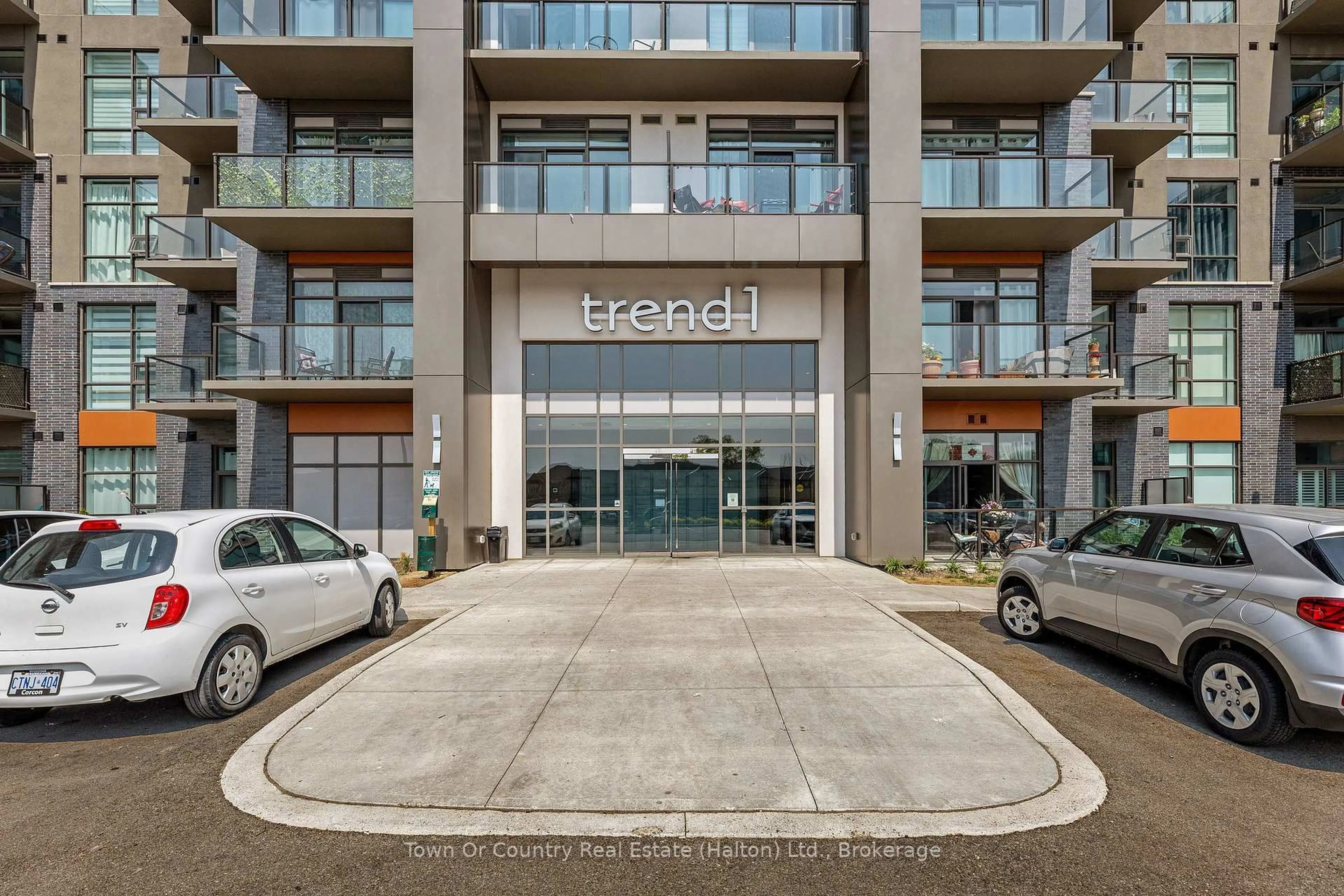 Indoor foyer for 450 Dundas St #1106, Hamilton Ontario L8B 1Z2